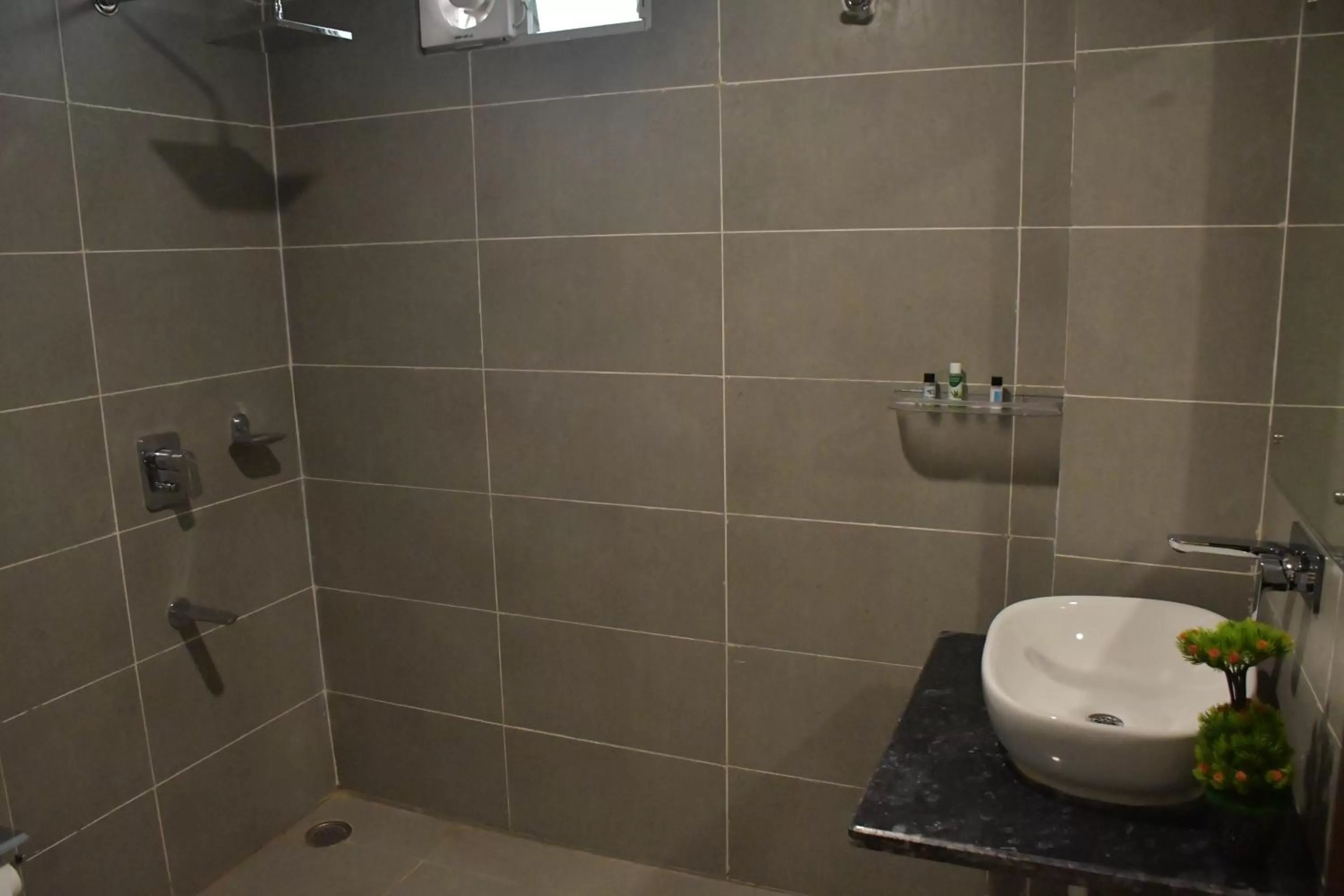 Bathroom in Hotel Yatharth Inn