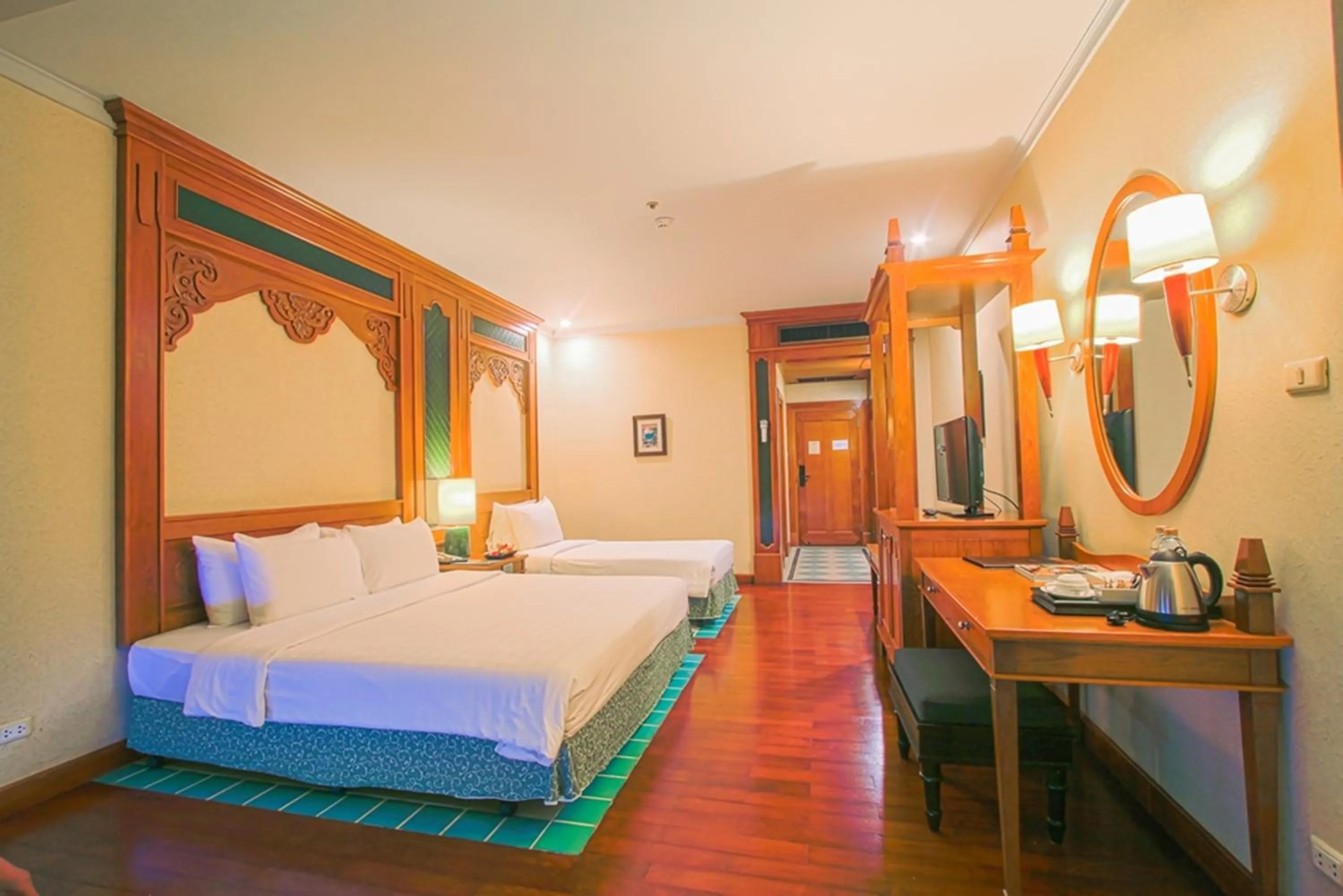 Bed in Long Beach Garden Hotel & Pavilions