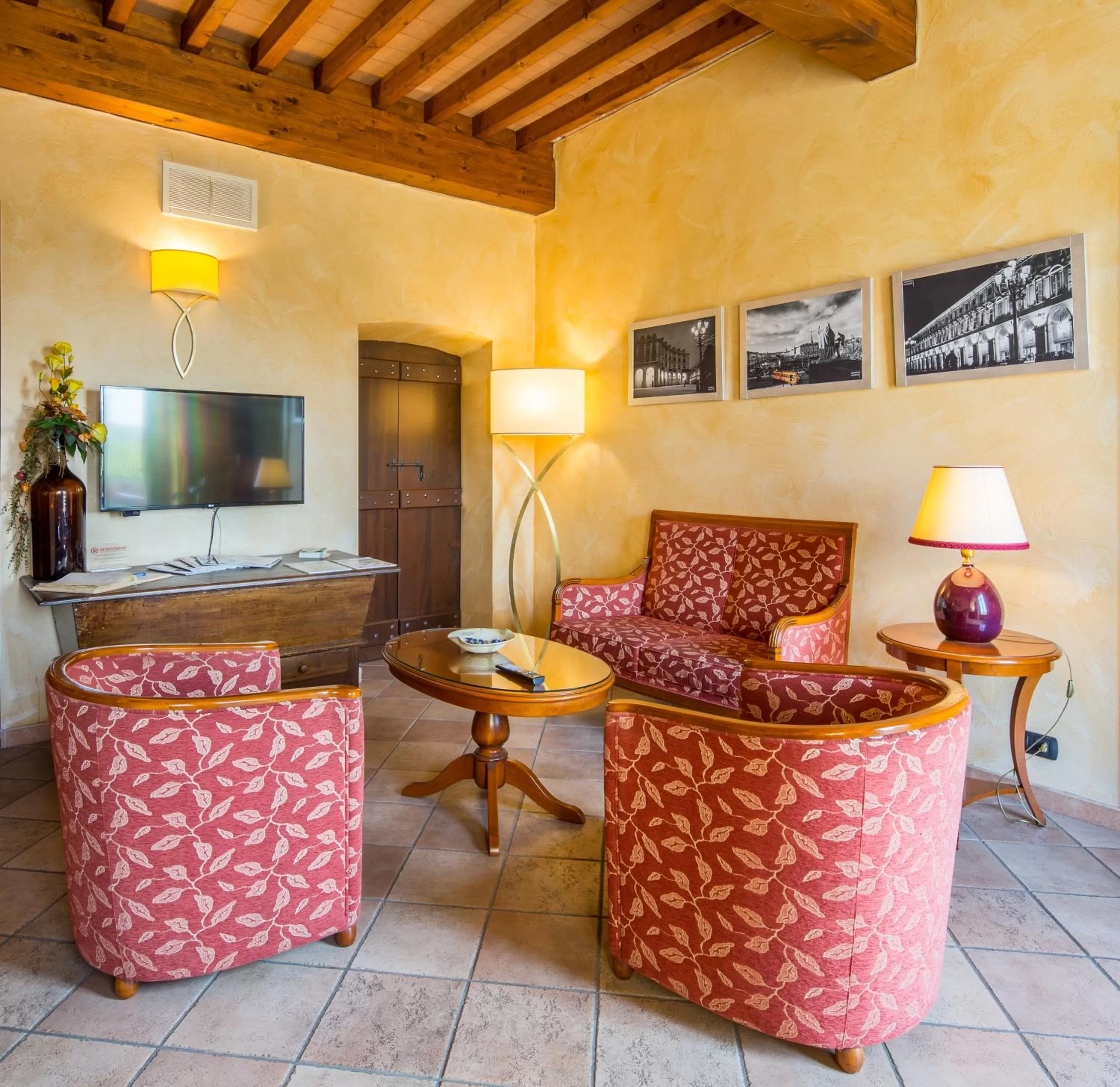 Communal lounge/ TV room in Best Western Plus Hotel Le Rondini