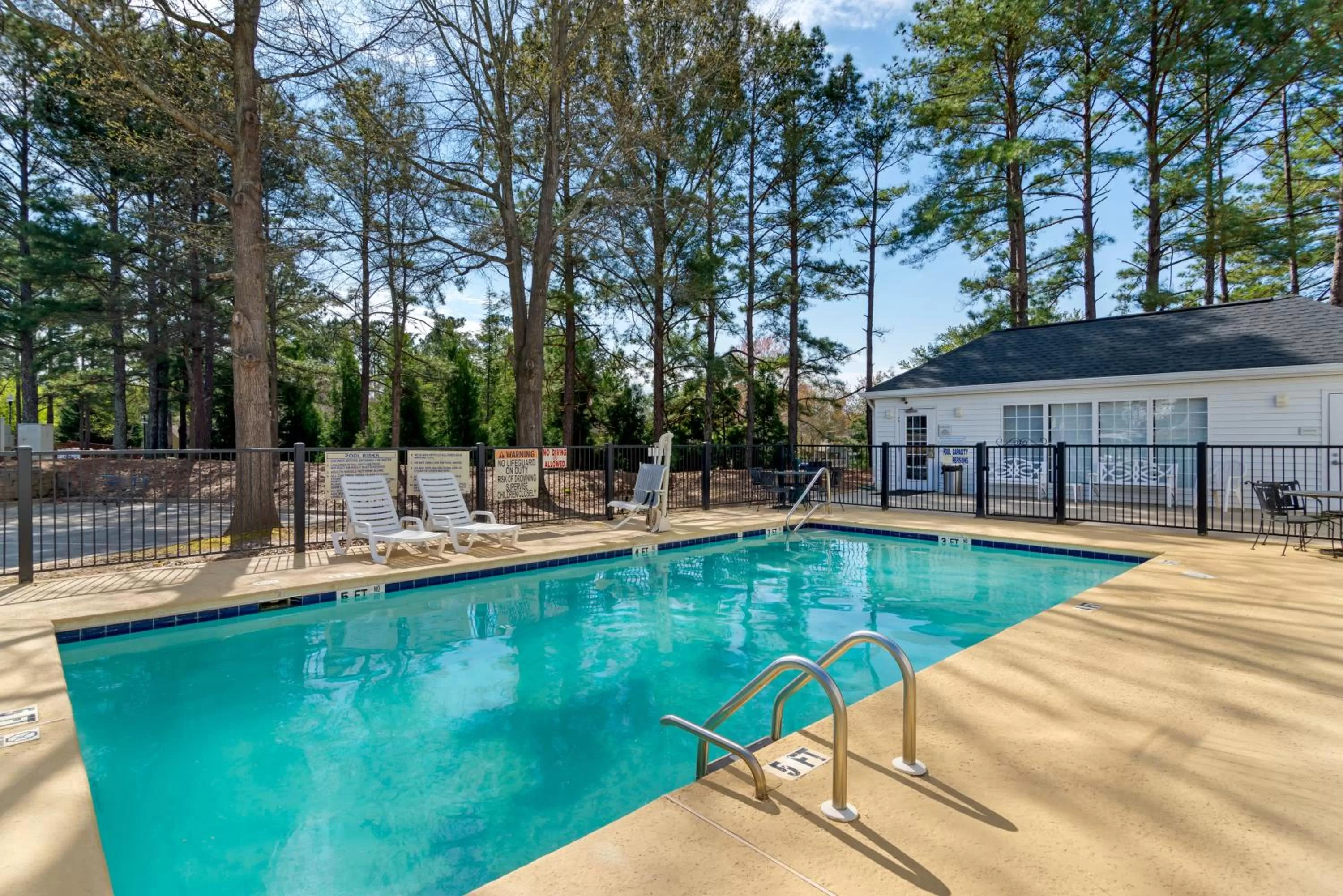 Swimming pool in Quality Inn Newnan - Atlanta South