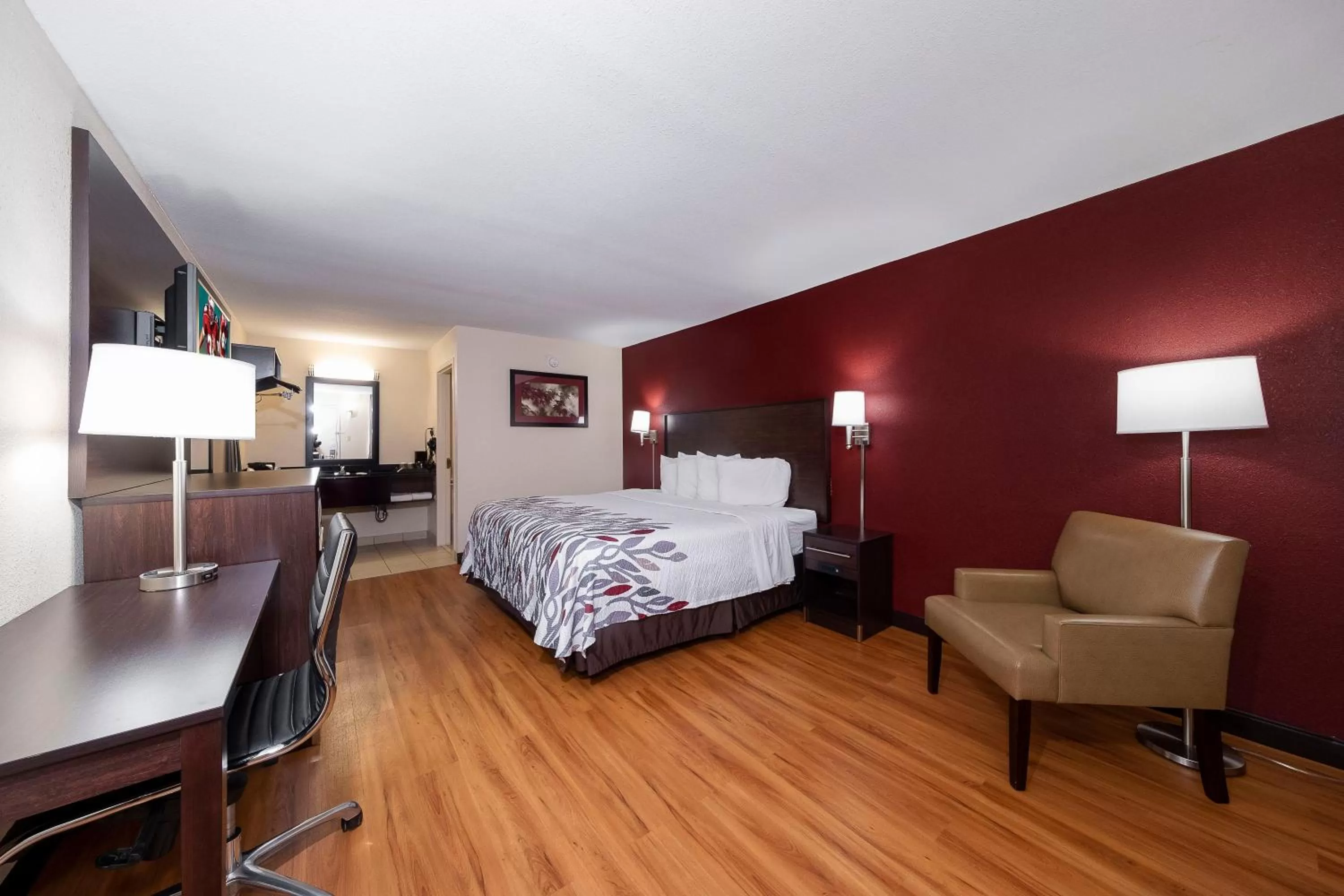 Photo of the whole room, Bed in Red Roof Inn Bordentown - McGuire AFB