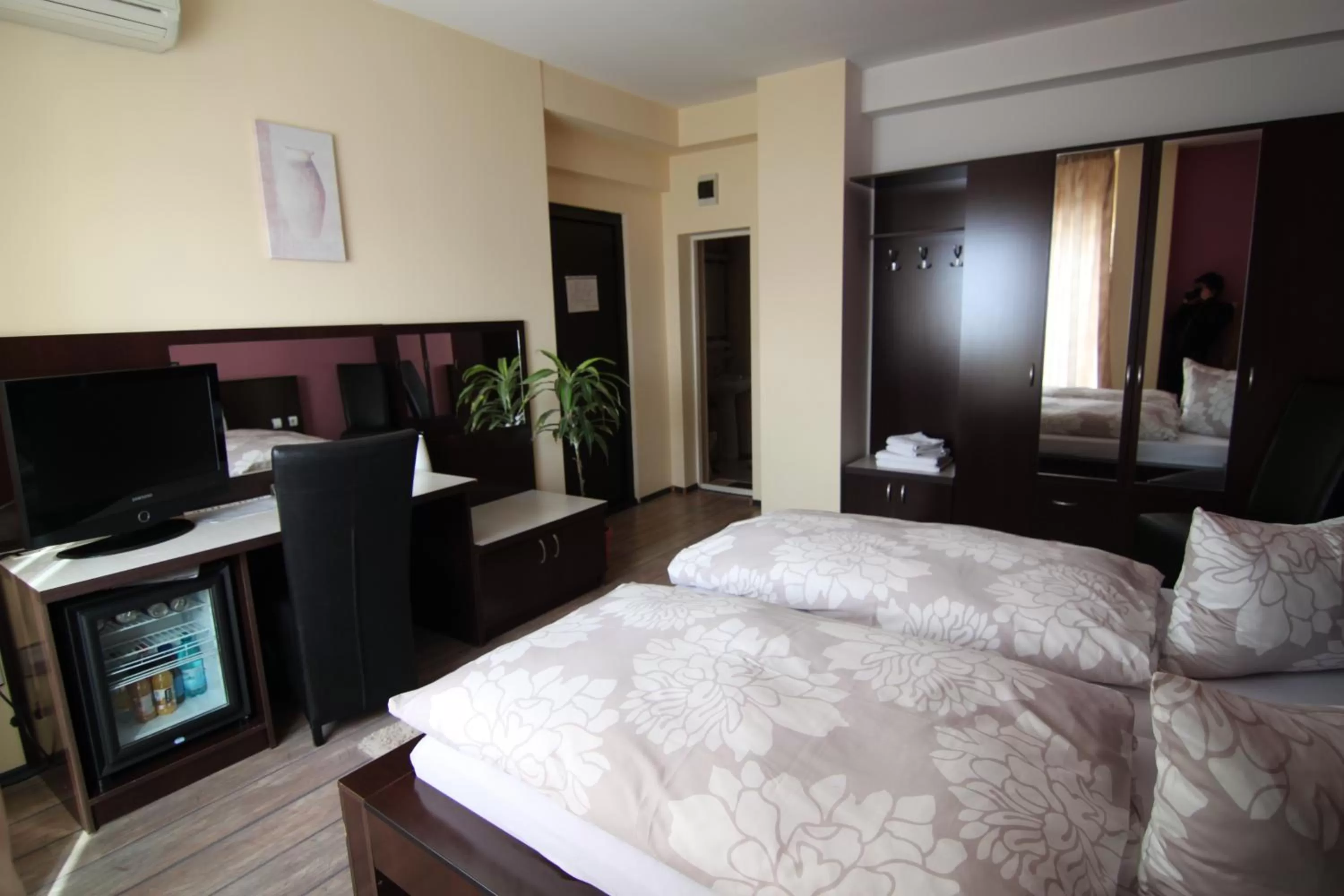 Photo of the whole room, Bed in Hotel Sheriff