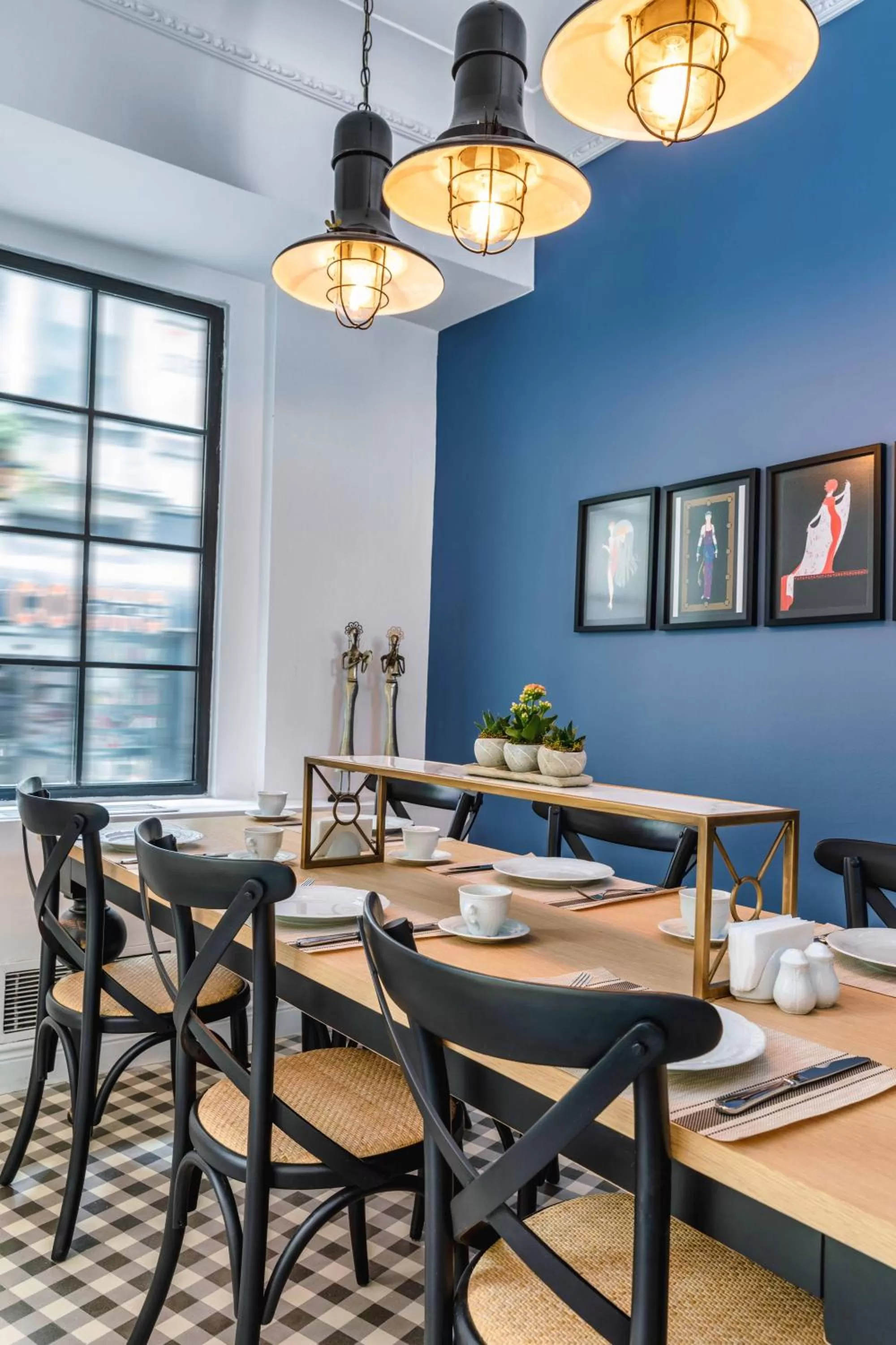 Restaurant/places to eat in Petros Hotel