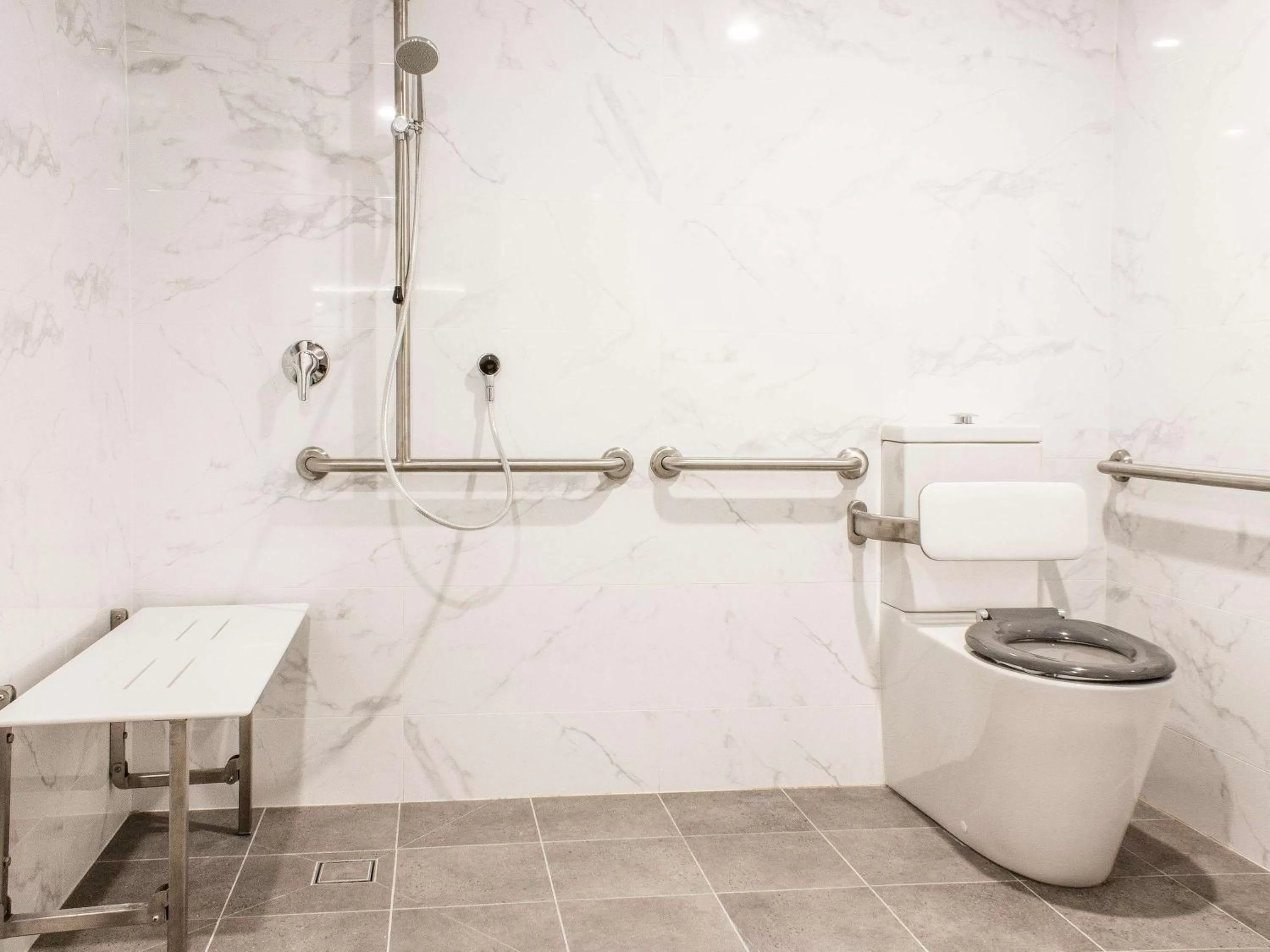 Photo of the whole room in Mercure Sydney