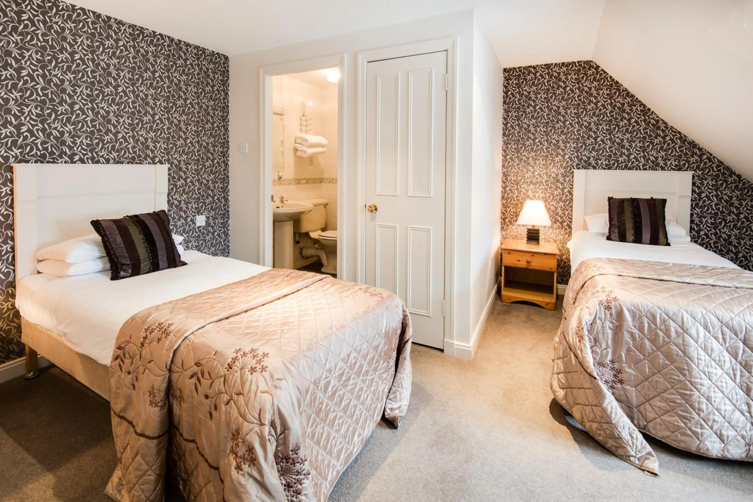 Bedroom, Bed in Queenshead Hotel Kelso