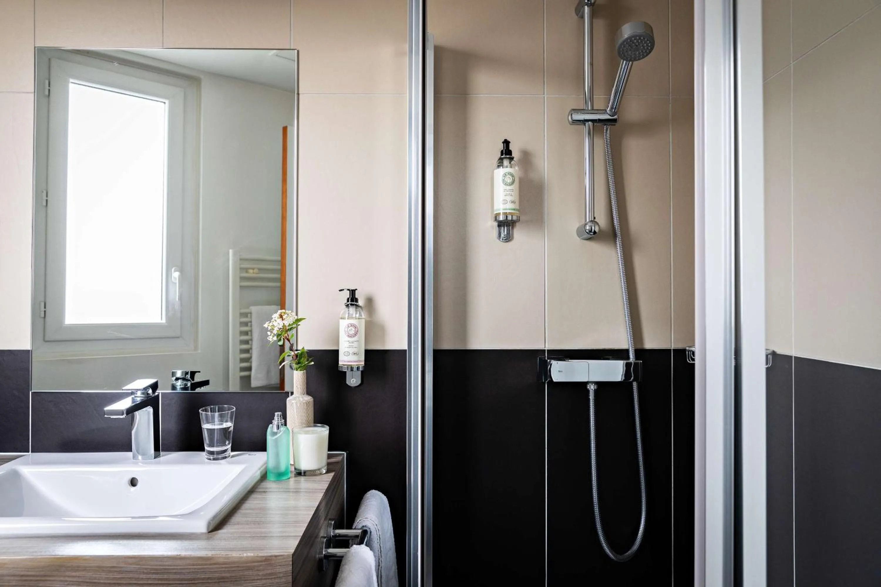 Shower in Best Western Paris Porte de Versailles