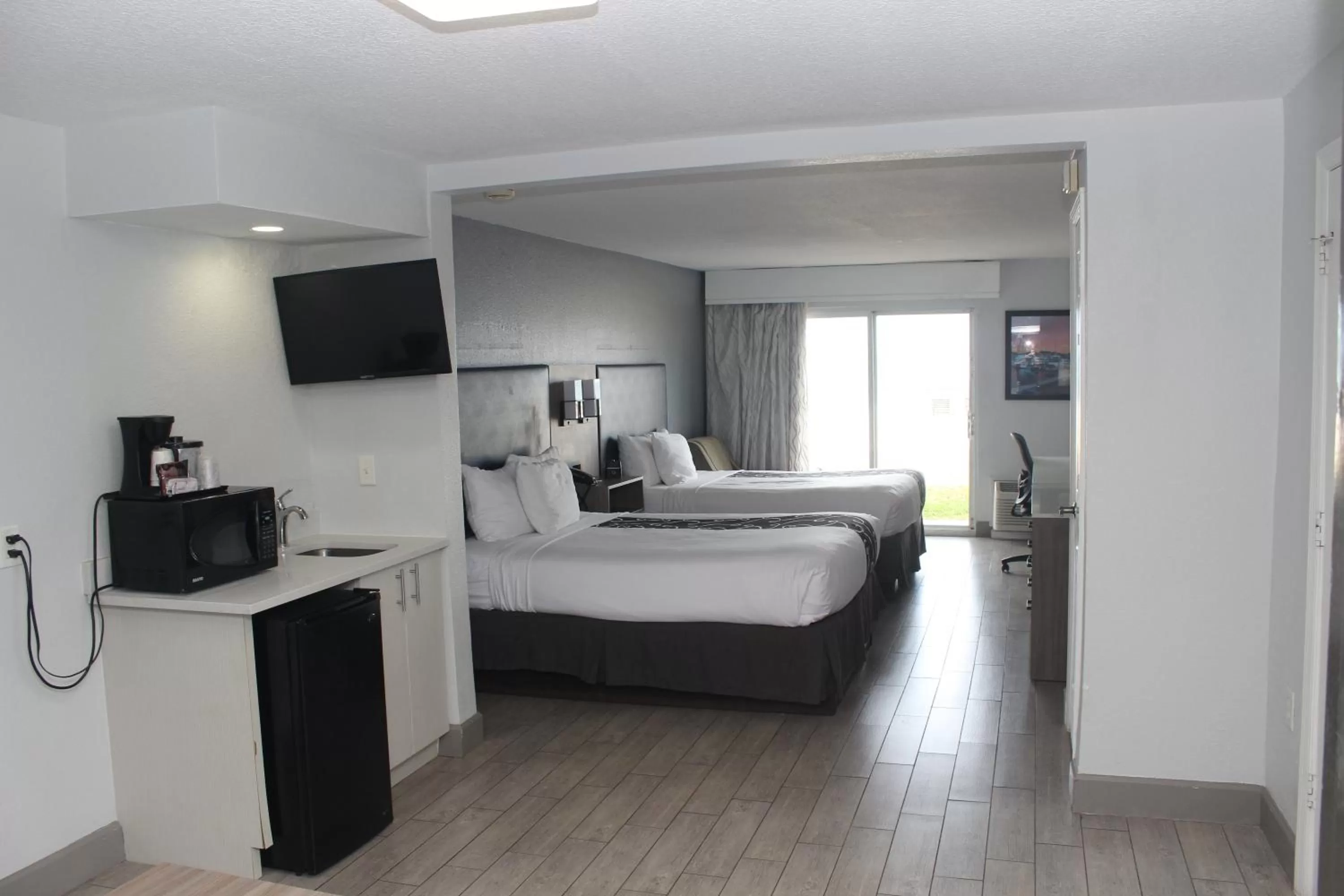 Photo of the whole room, Bed in La Quinta by Wyndham Oceanfront Daytona Beach