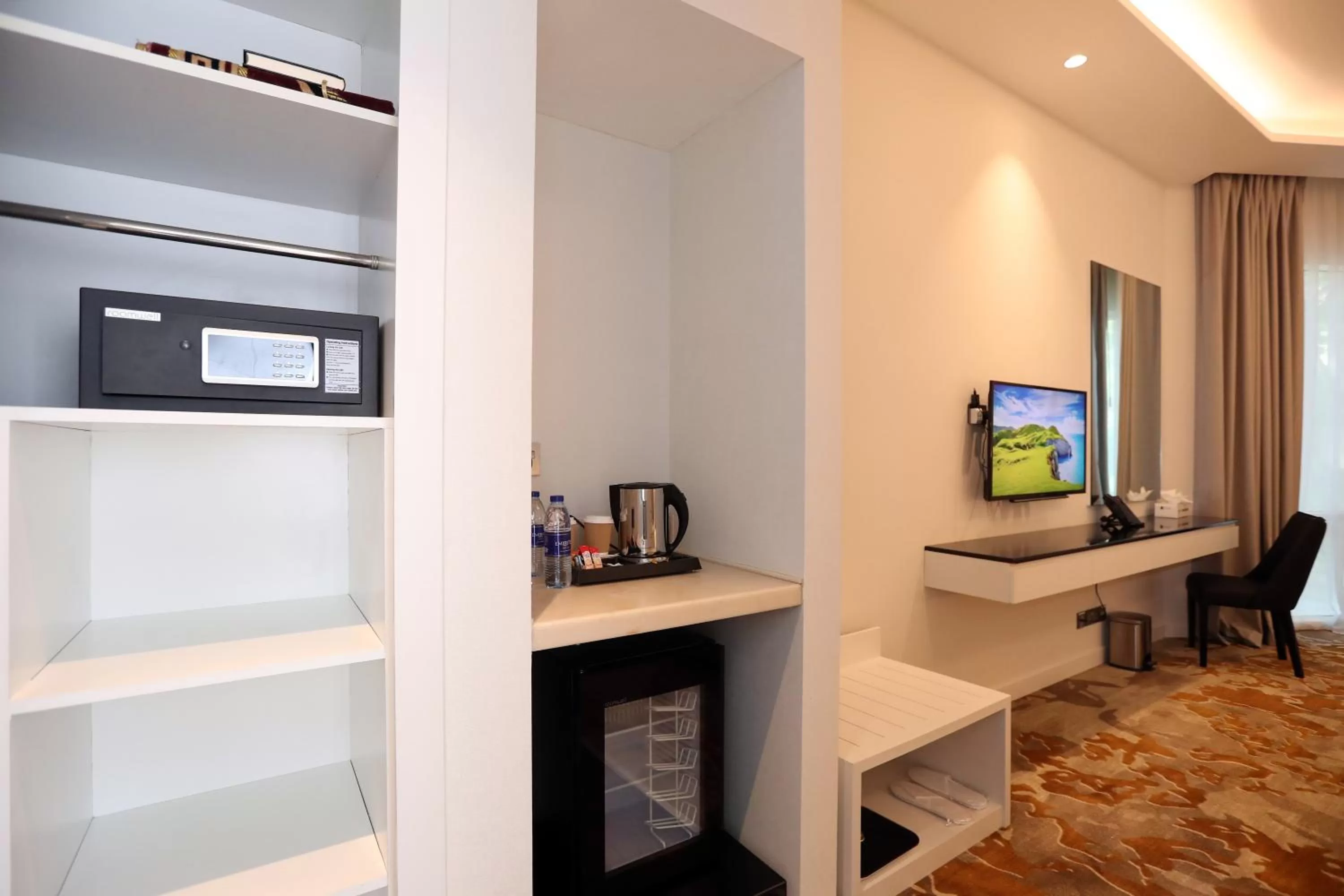 Coffee/tea facilities, Bed in eStay Hotel