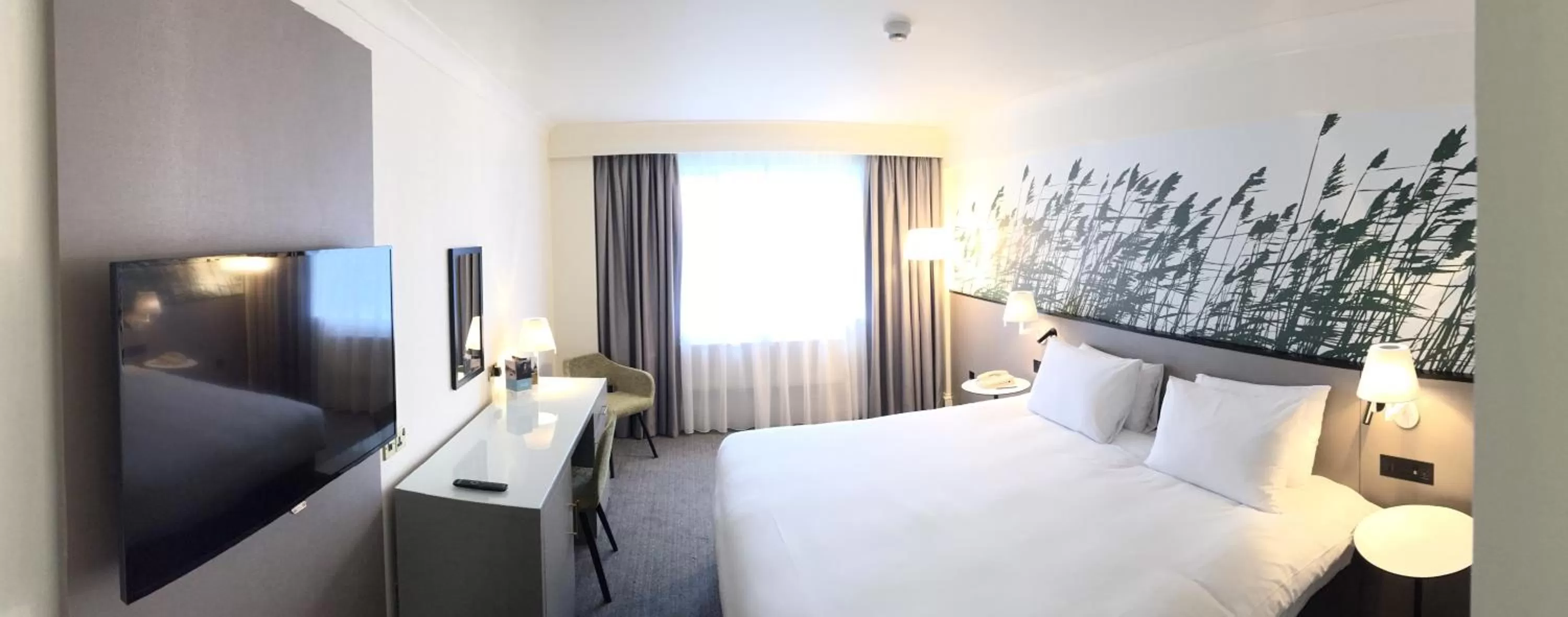 Bed in Mercure Daventry Court Hotel