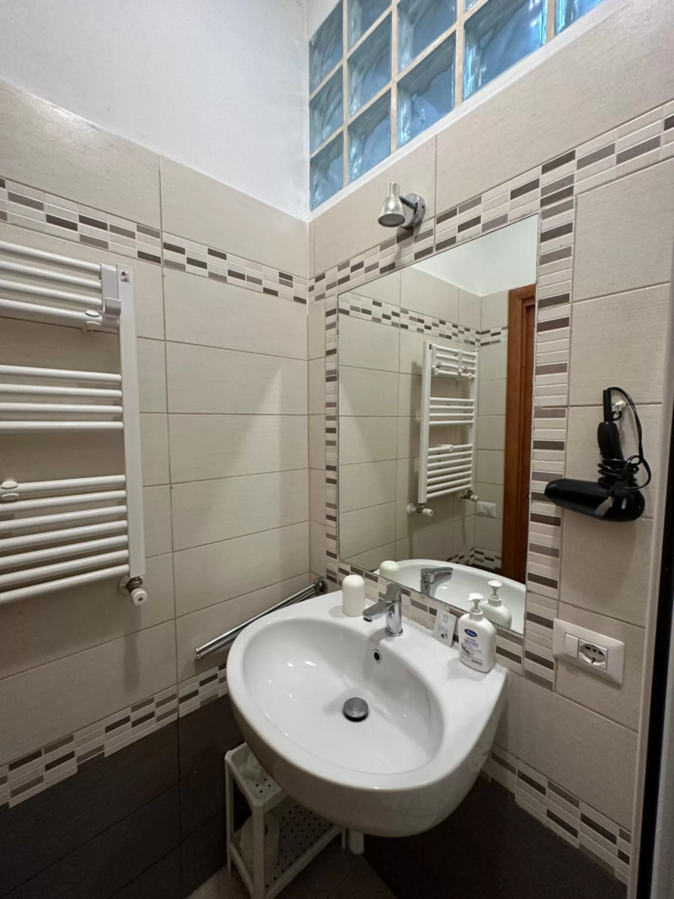 Bathroom in Al Porto Di Roma B&B