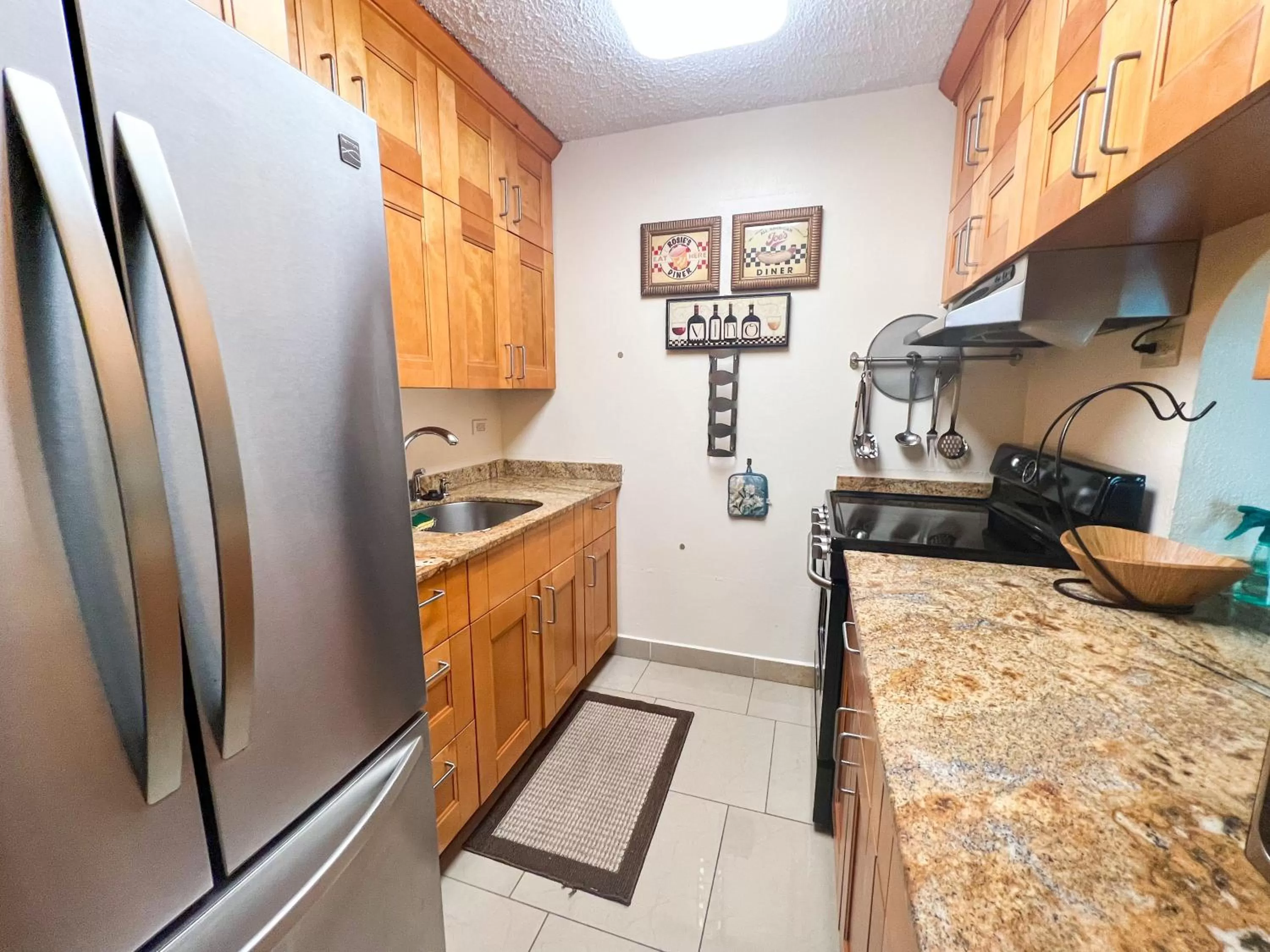 Kitchen or kitchenette in ESJ Towers by Chana