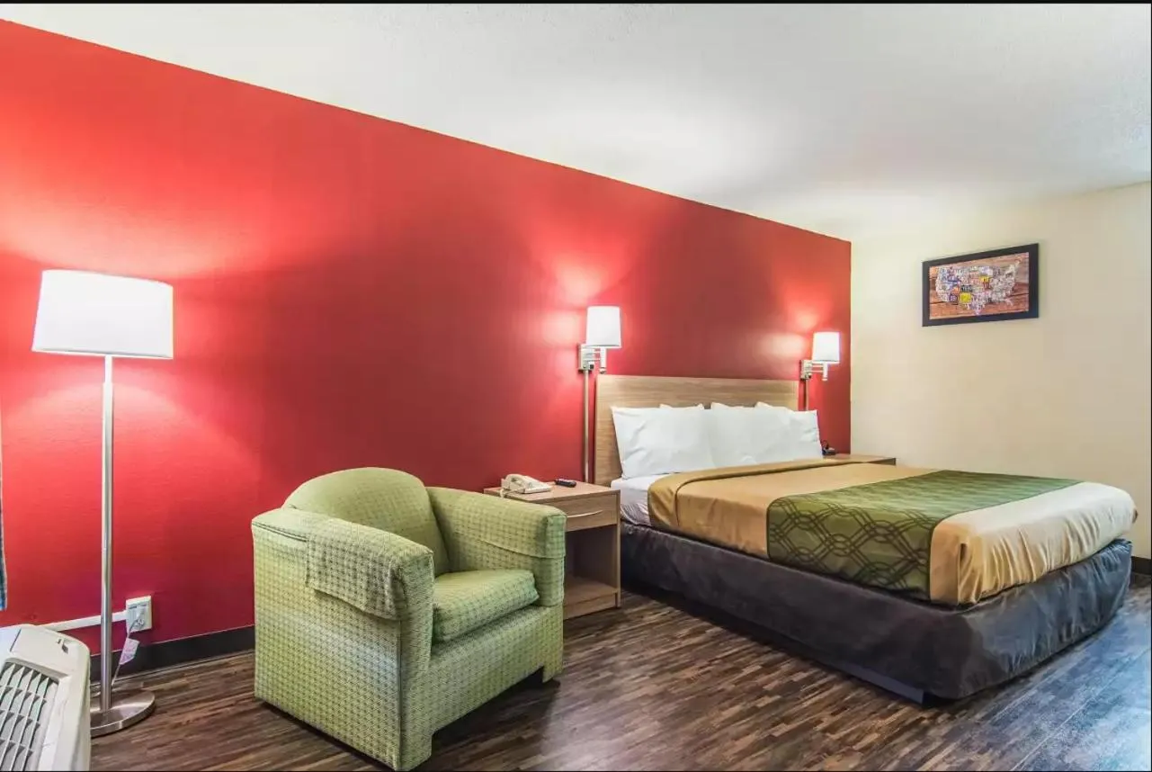 Bed in Econo Lodge Fort Payne