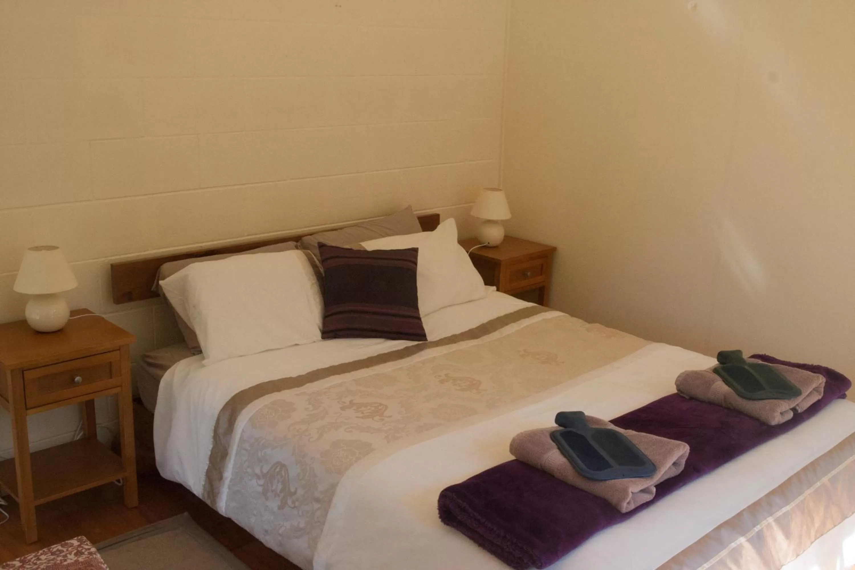 Bed, Room Photo in Kawai Purapura Yoga Retreat Centre