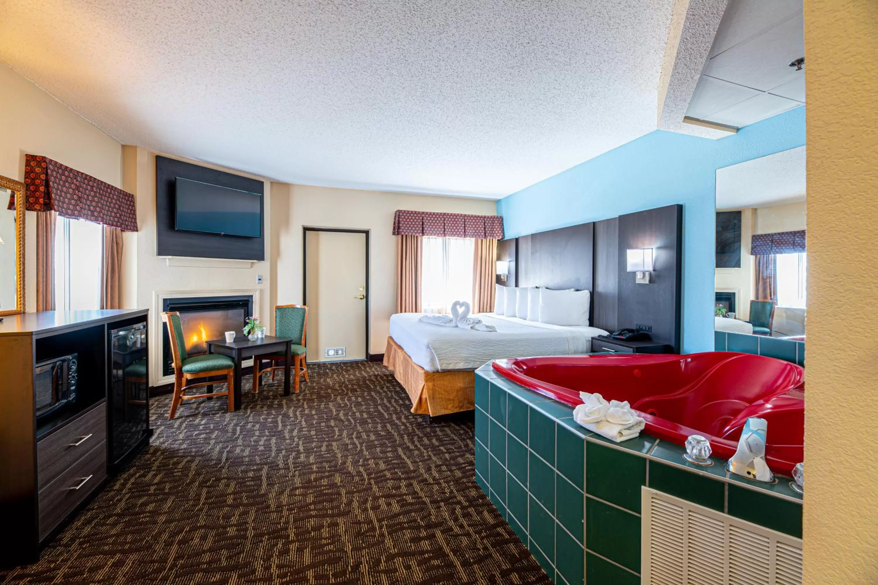 Hot Tub, Bed in River Bend Inn - Pigeon Forge