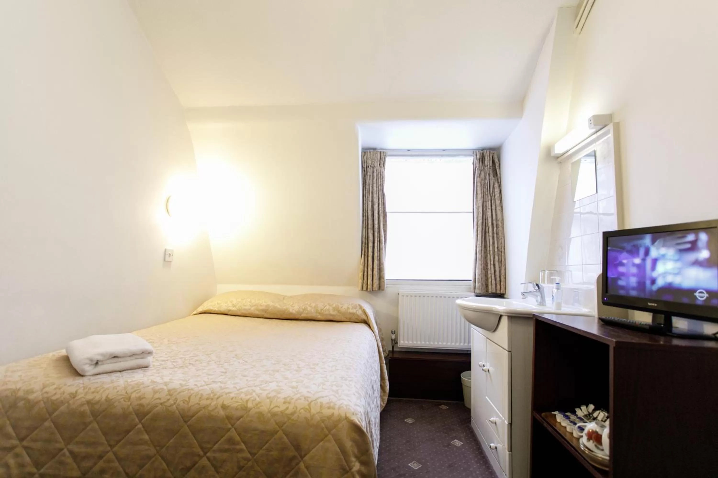 Photo of the whole room, Bed in Jesmond Hotel