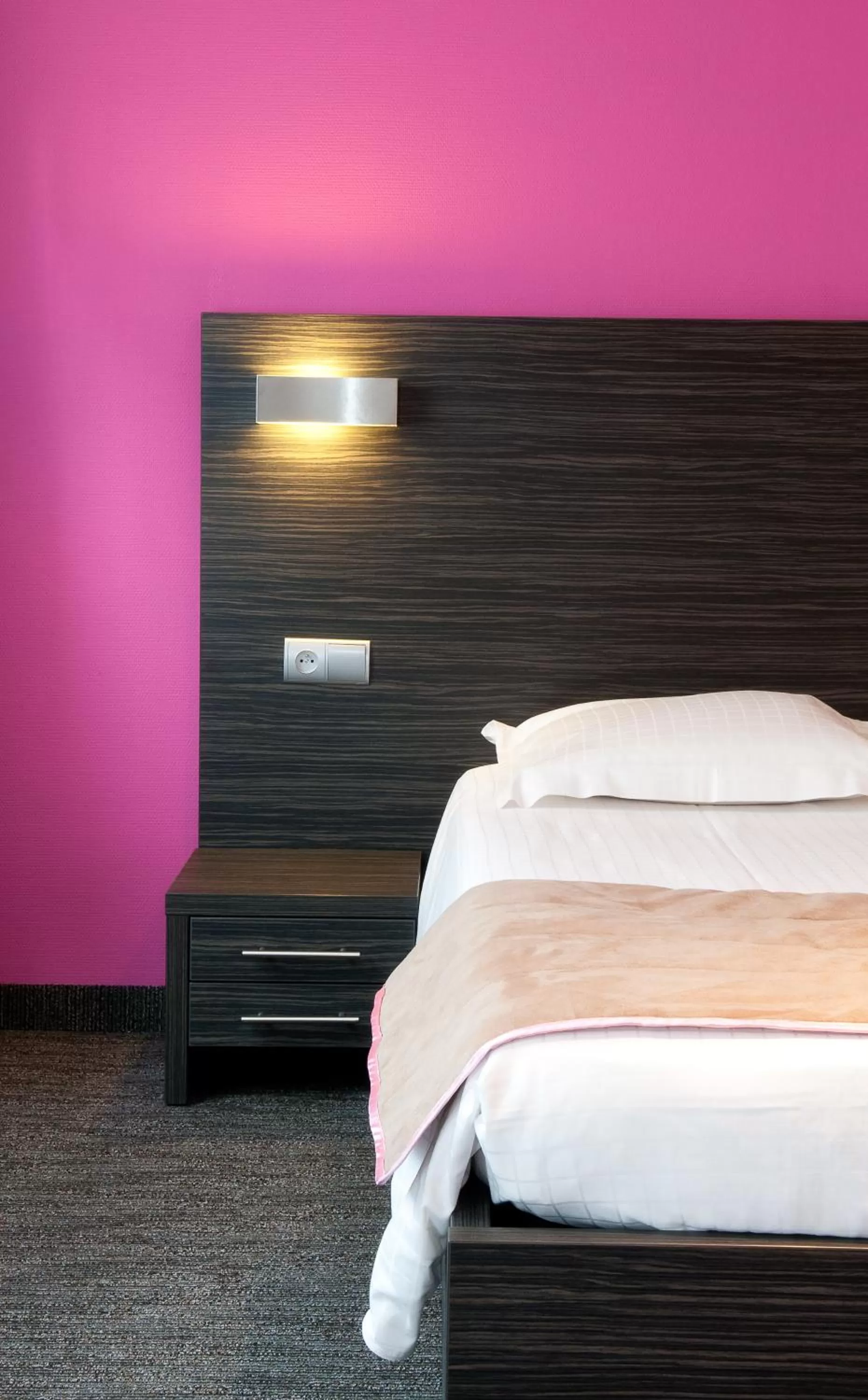 Photo of the whole room, Bed in Ostend Hotel