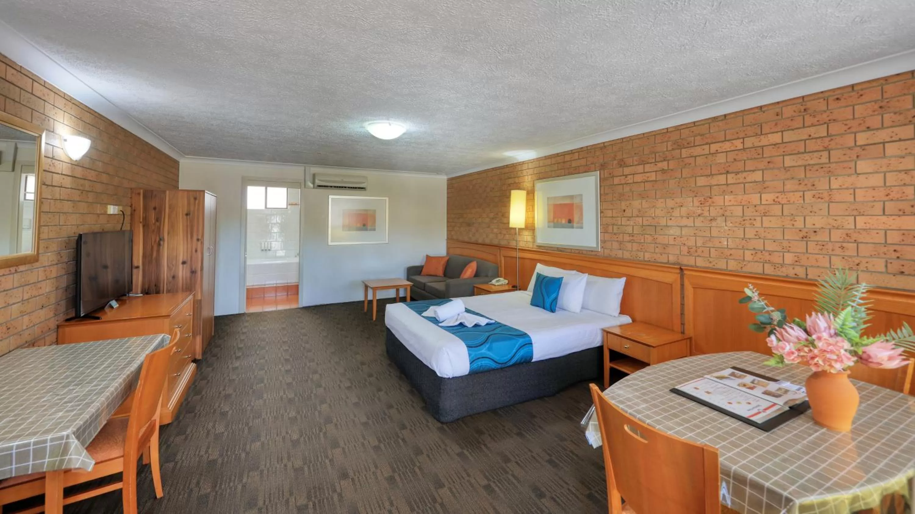 Photo of the whole room in James Street Motor Inn