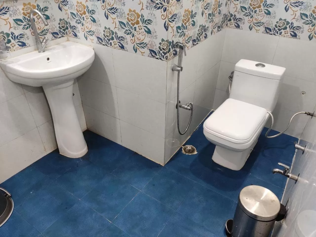 HOTEL CENTRAL SQUARE "A Couple Friendly Hotel"