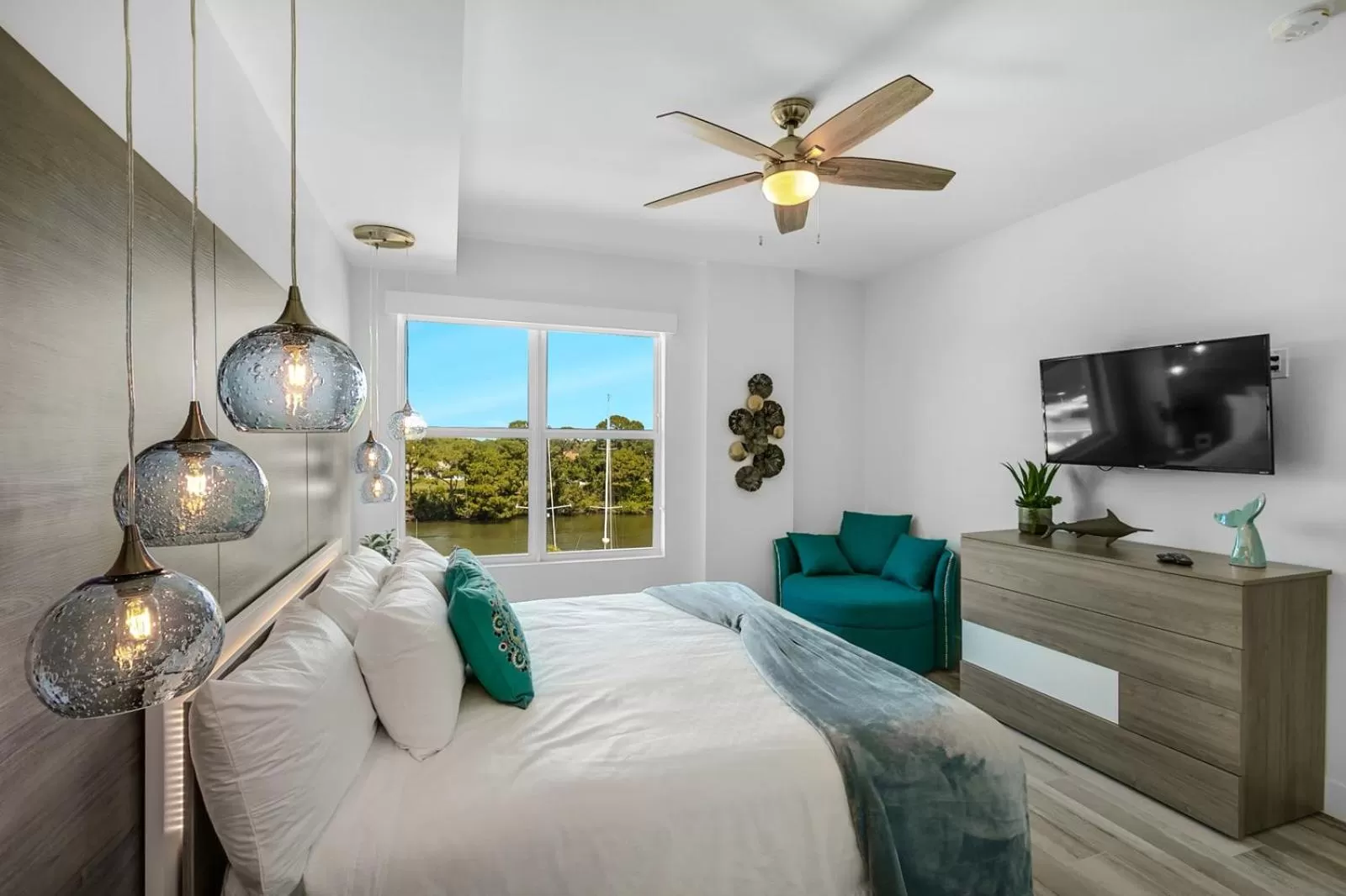 Bed in Cape Crossing Resort & Marina