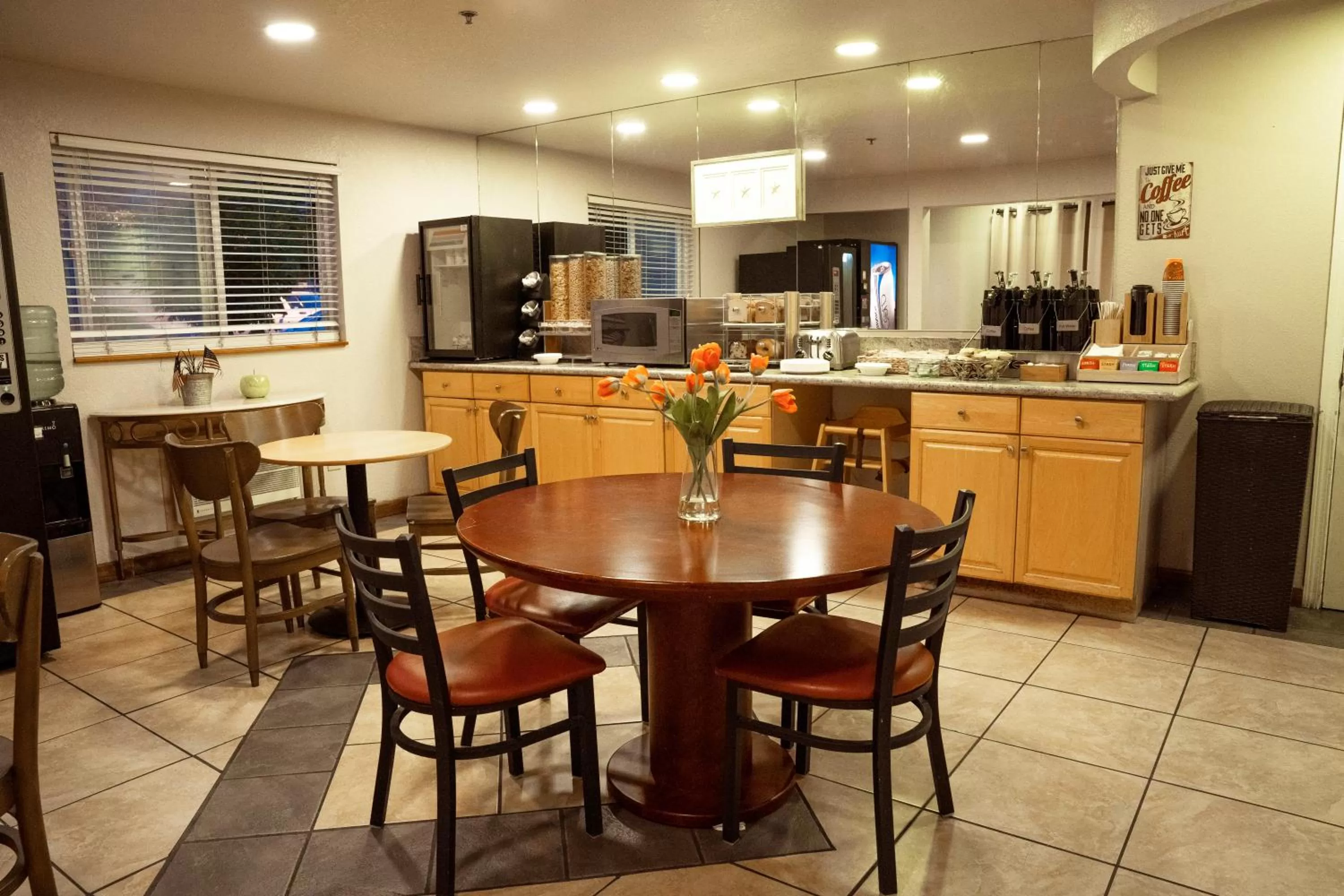 Breakfast in Americas Best Value Inn Lynnwood