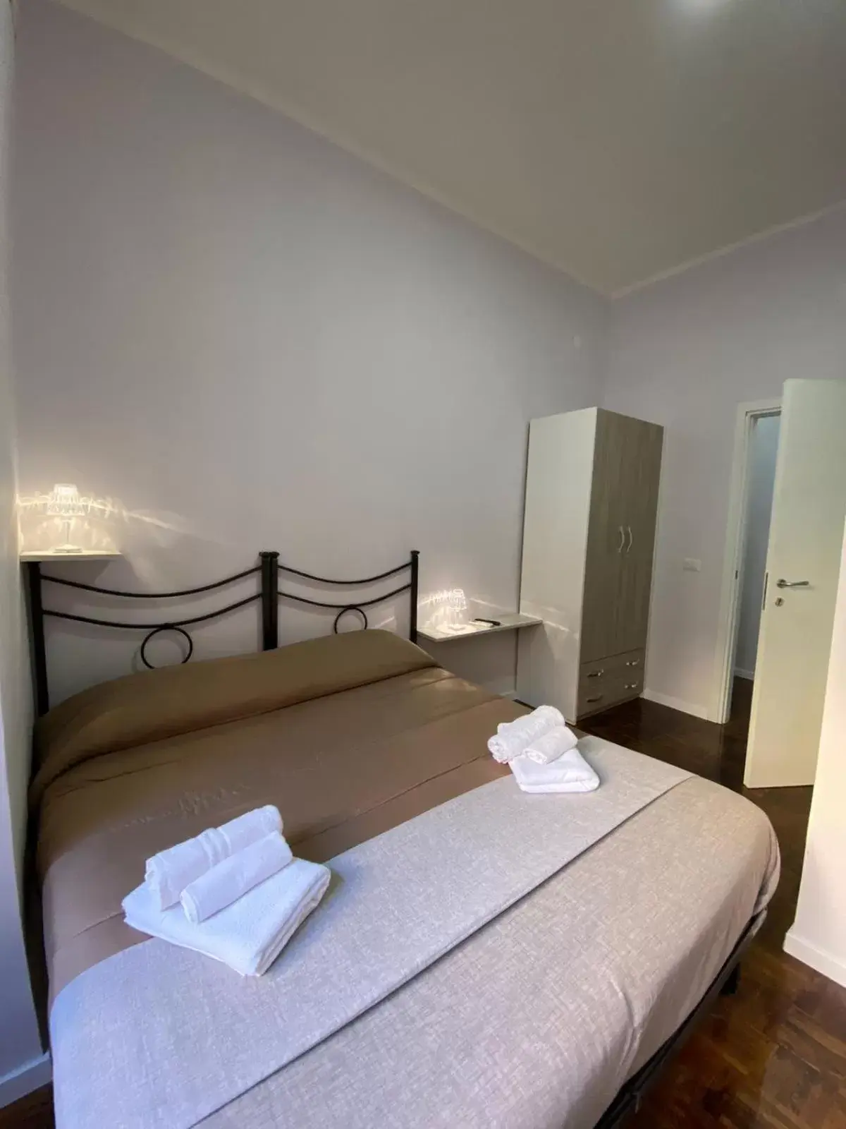 Double Room with Private Bathroom in Archivio Storico Napoli Centro Double Room with Private Bathroom in Archivio Storico Napoli Centro