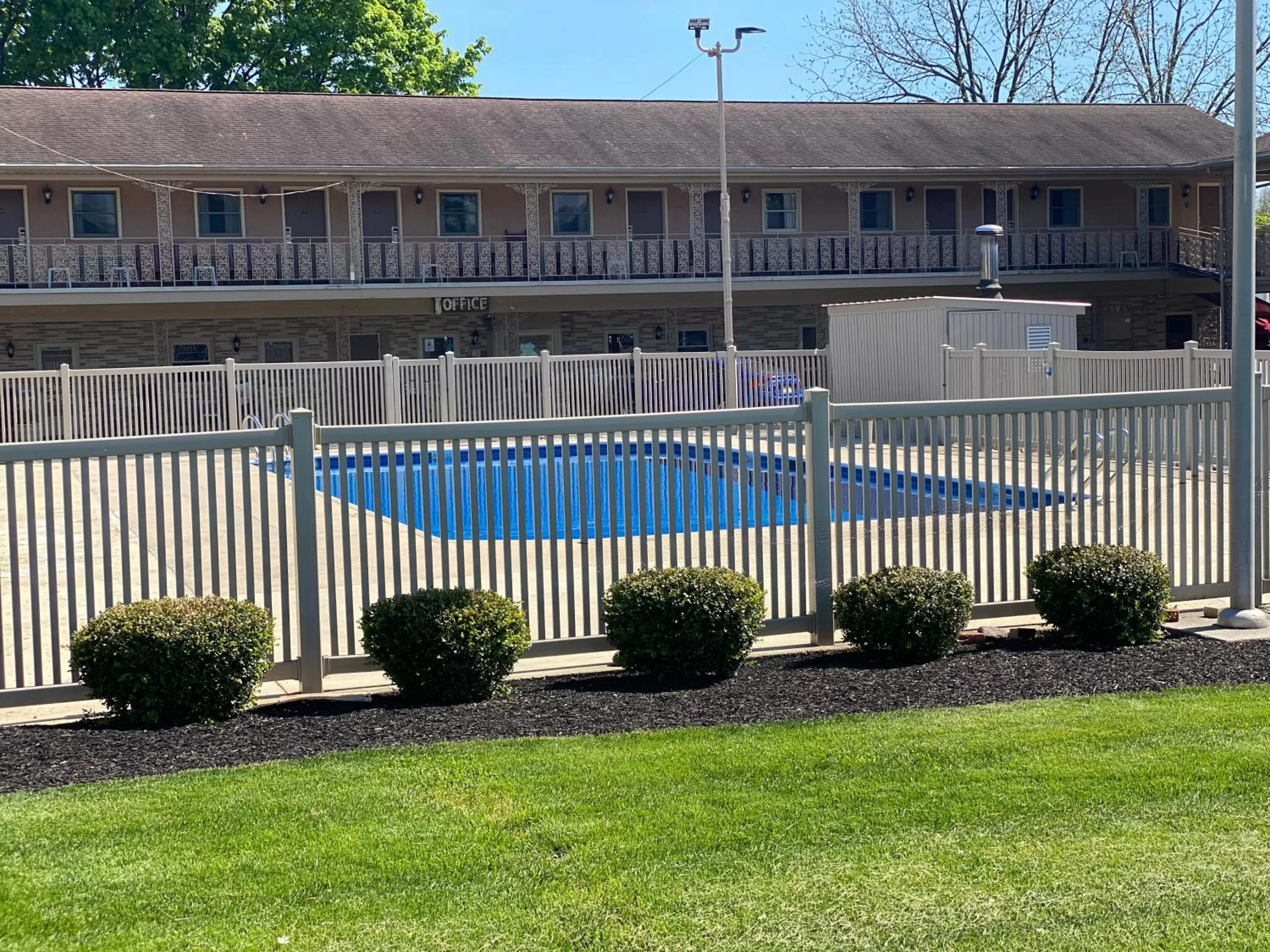 Swimming pool in White Rose Motel - Hershey