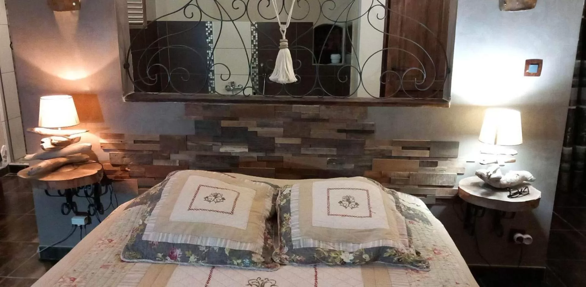 Bed in chambres d hotes ,hotel ,Secret d'une Nuit a vicq prės de onnaing,avec piscine