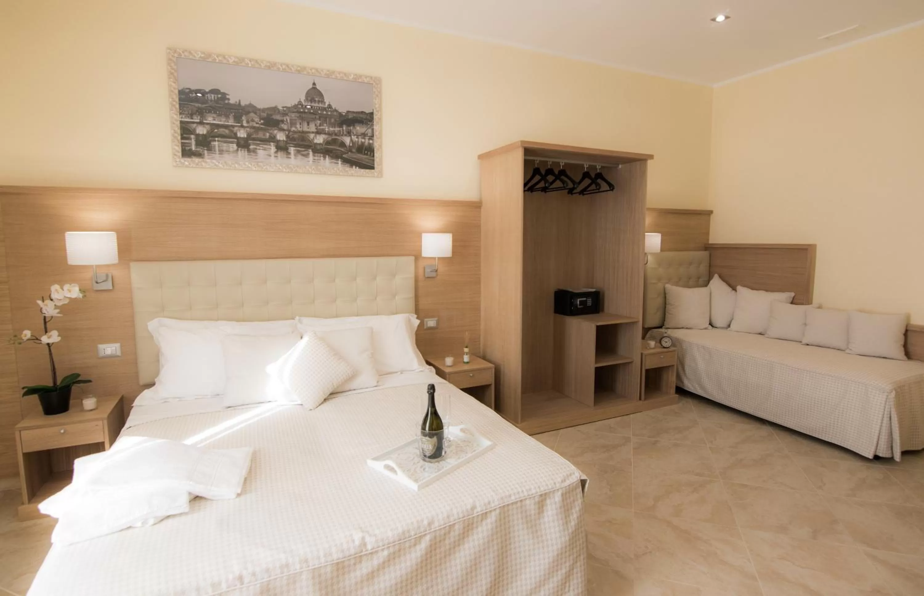 Photo of the whole room, Bed in Esposizione Palace Hotel