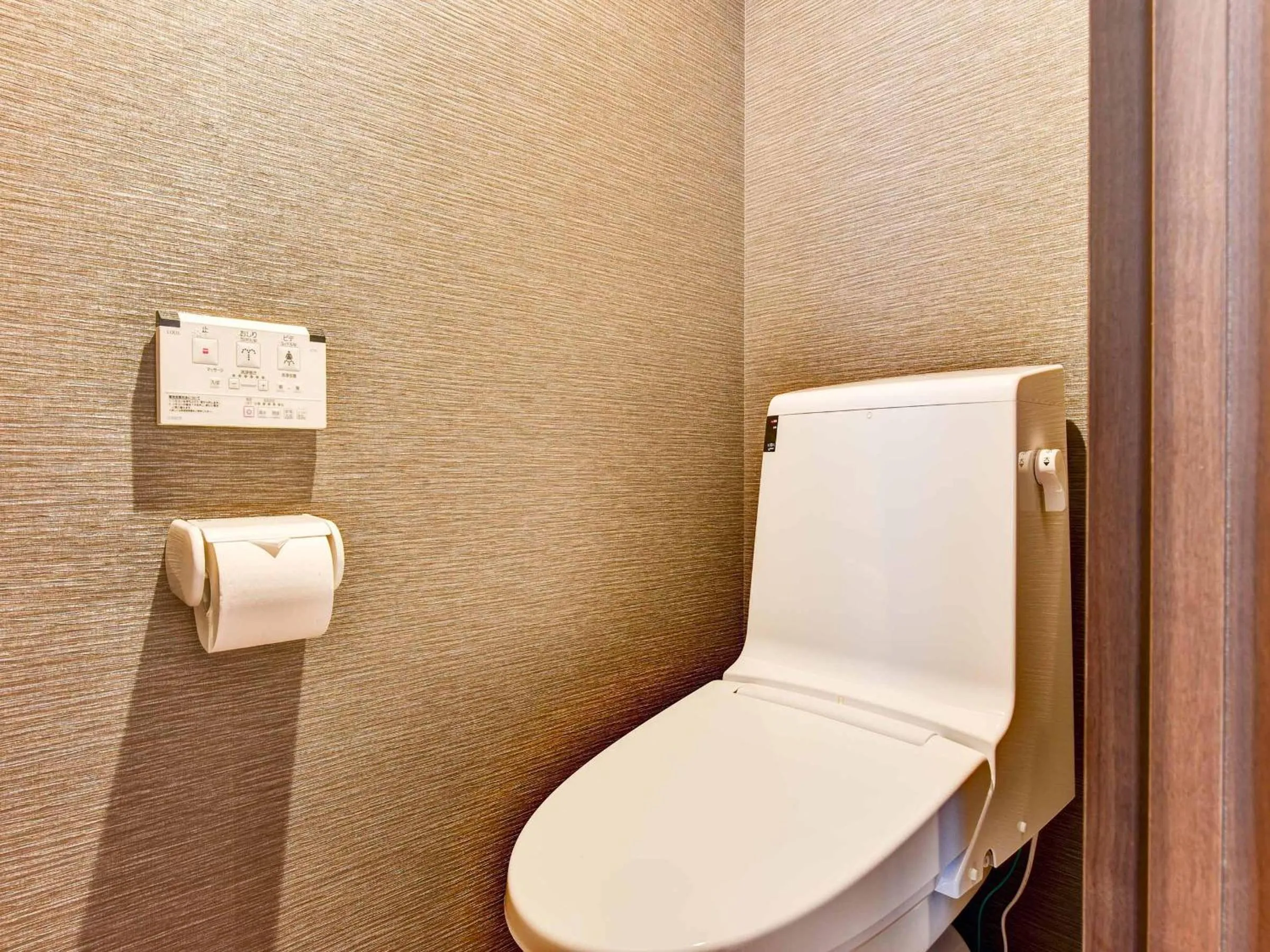 Toilet in Hotel Crane Tachibana