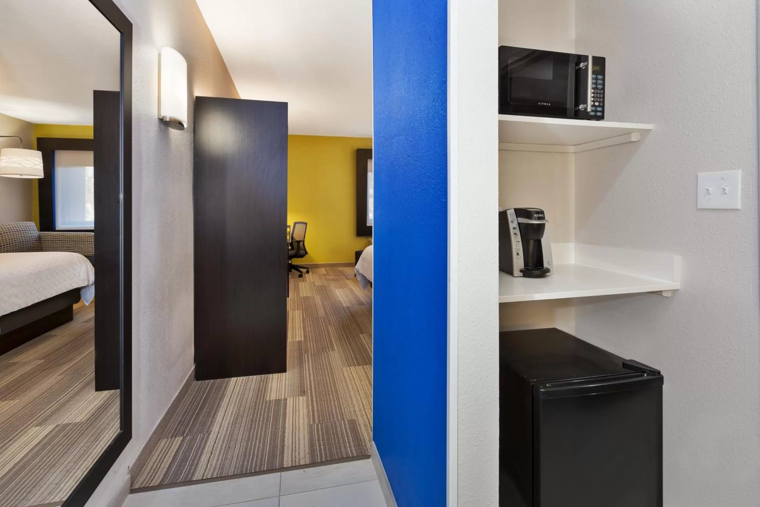 Photo of the whole room, Bed in Holiday Inn Express Detroit-Warren/General Motors Technology Center by IHG