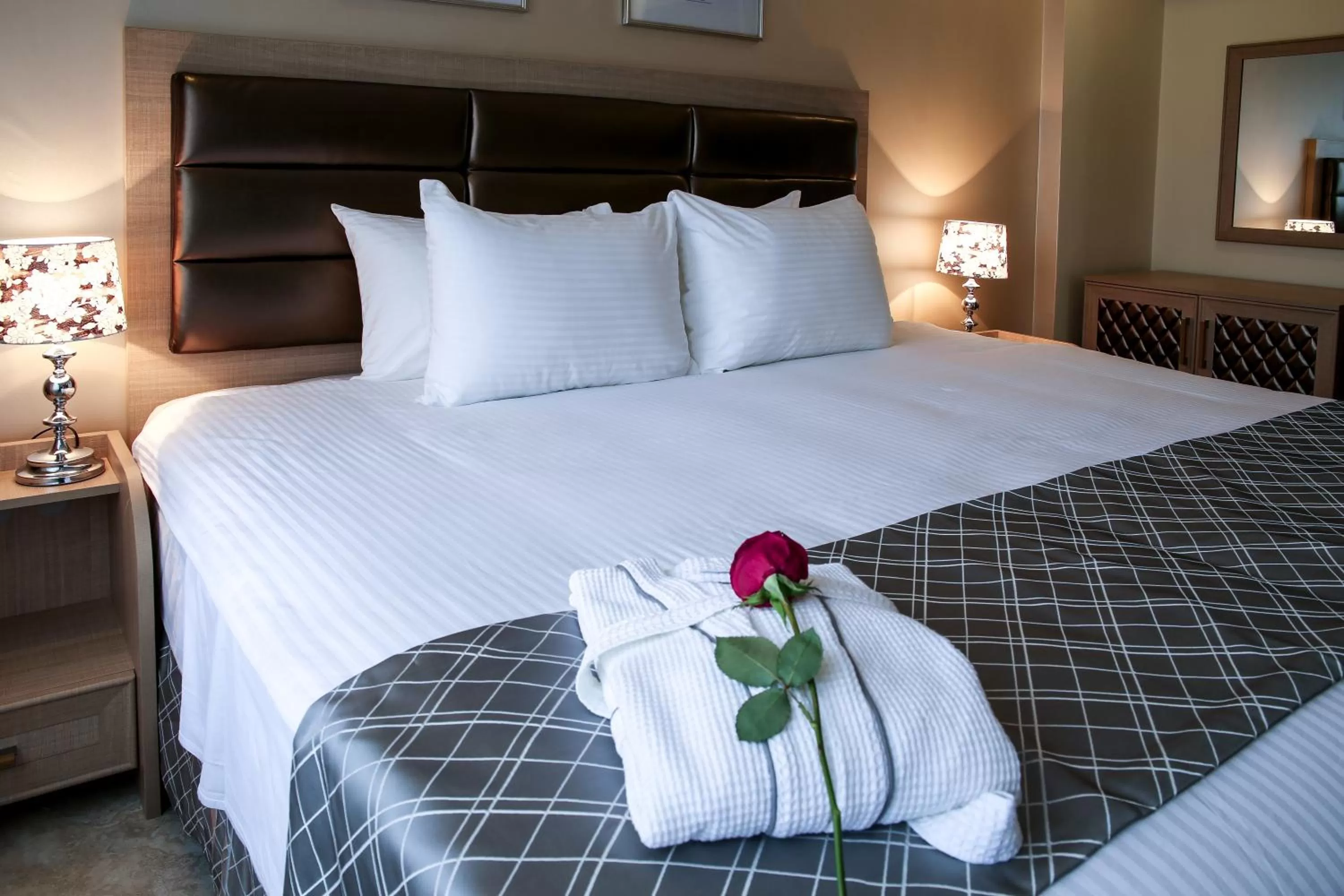 Bedroom, Bed in Adams Hotel