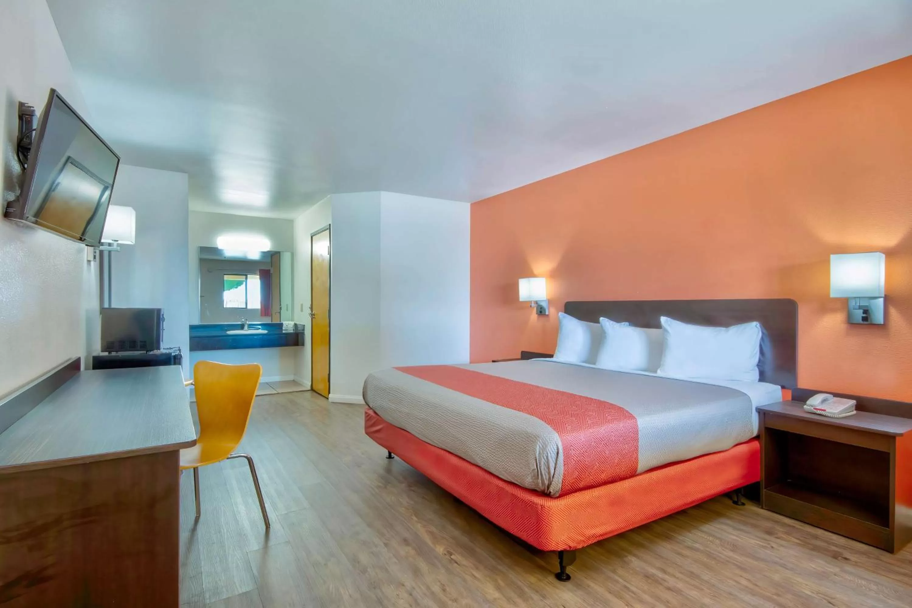 Bed in Motel 6-Santa Nella, CA - Los Banos