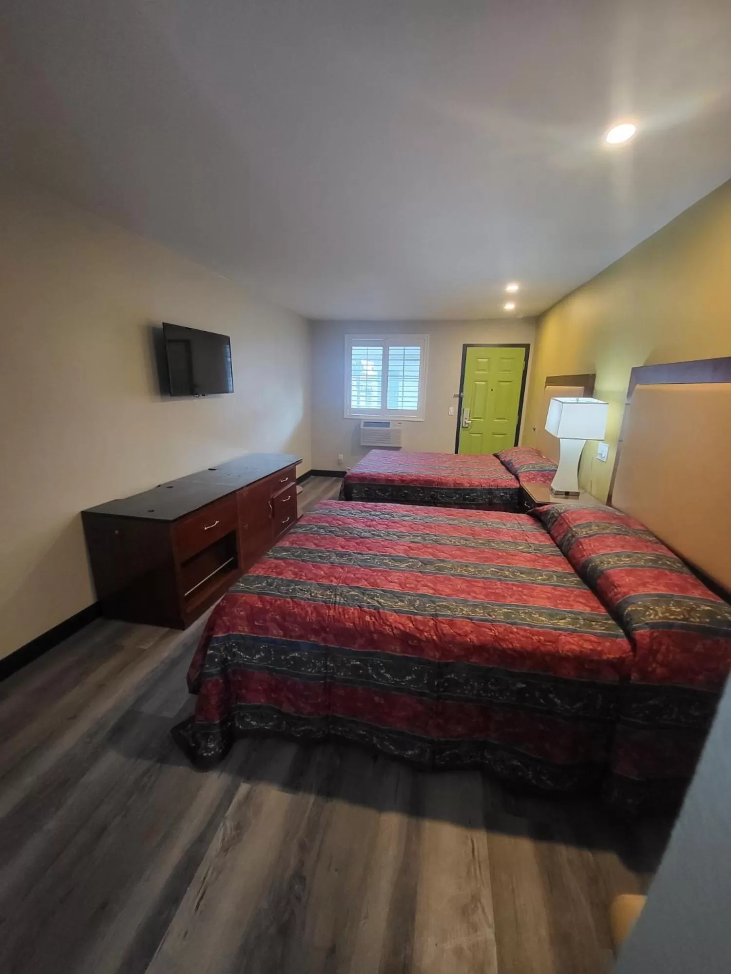 Photo of the whole room, Bed in Stadium Inn & Spas