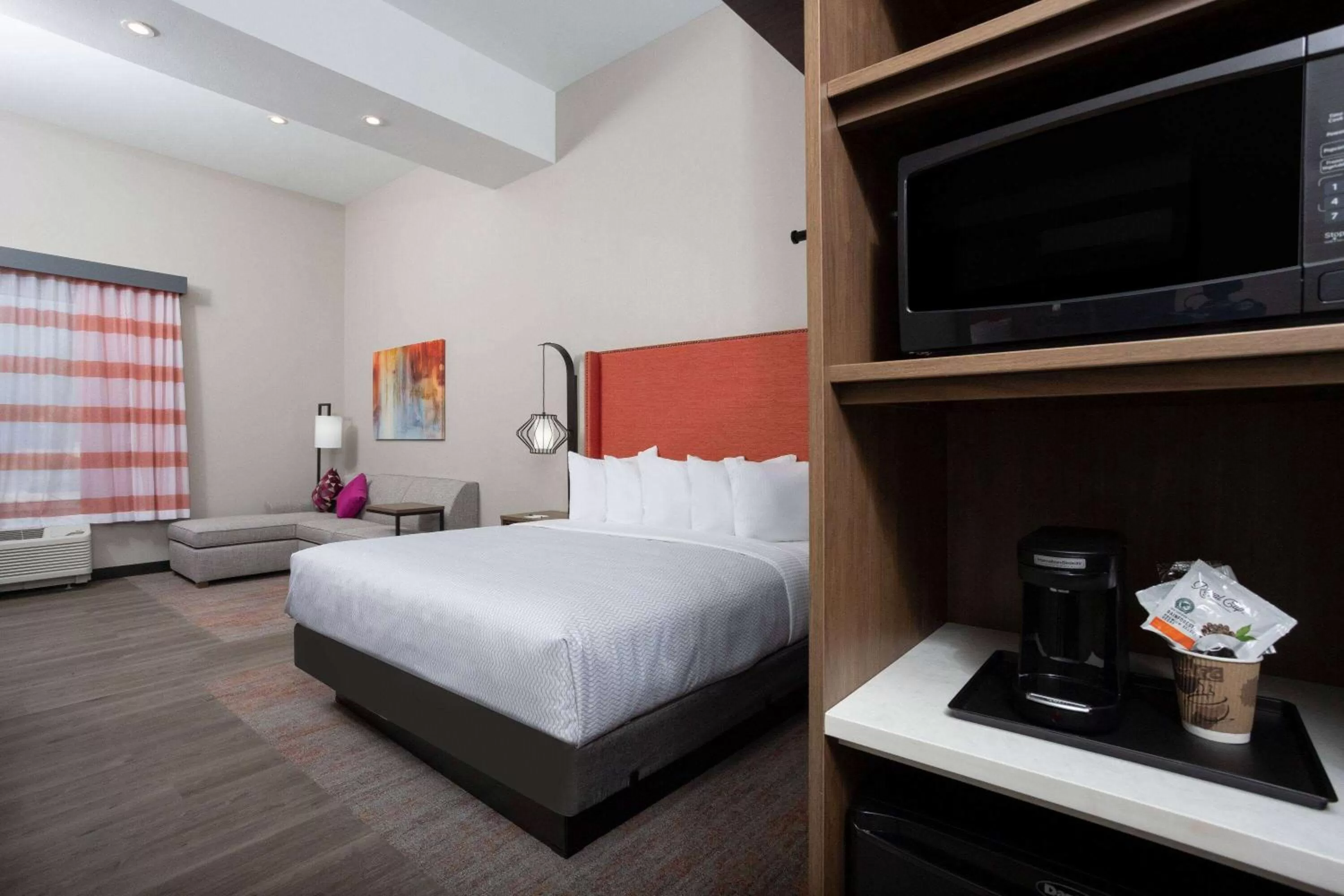 Bedroom, Bed in La Quinta Inn & Suites by Wyndham Pflugerville