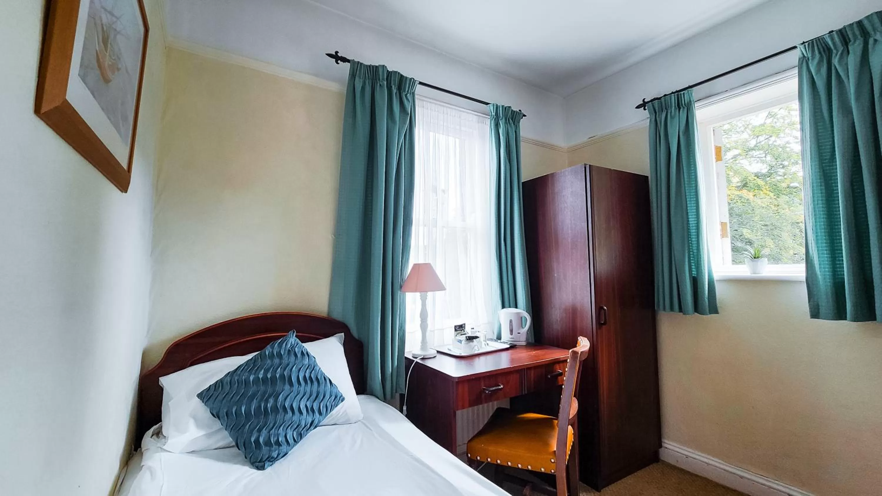 Photo of the whole room, Bed in Pickwicks Guest House