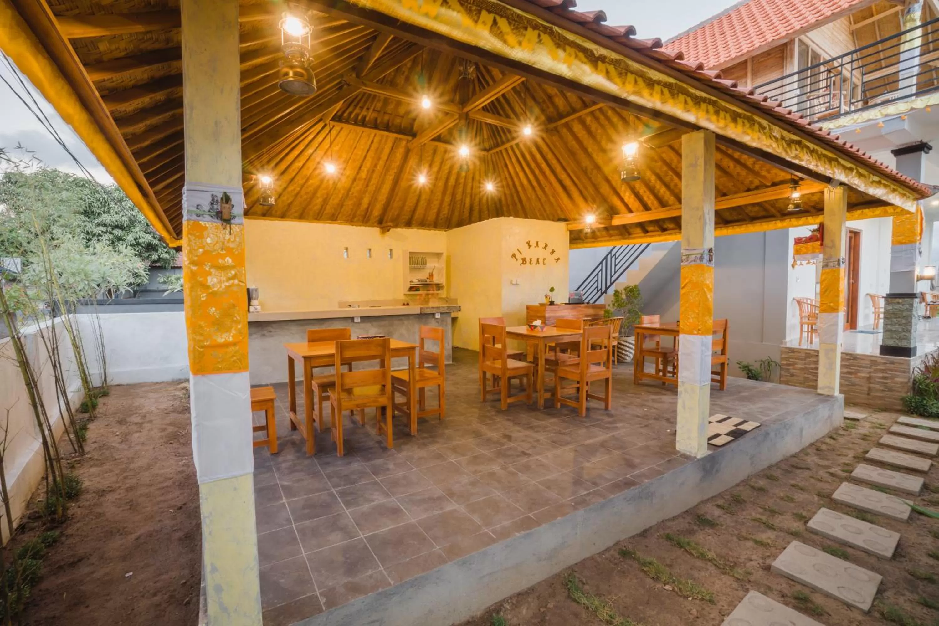 Restaurant/places to eat in Pi Karya Beach