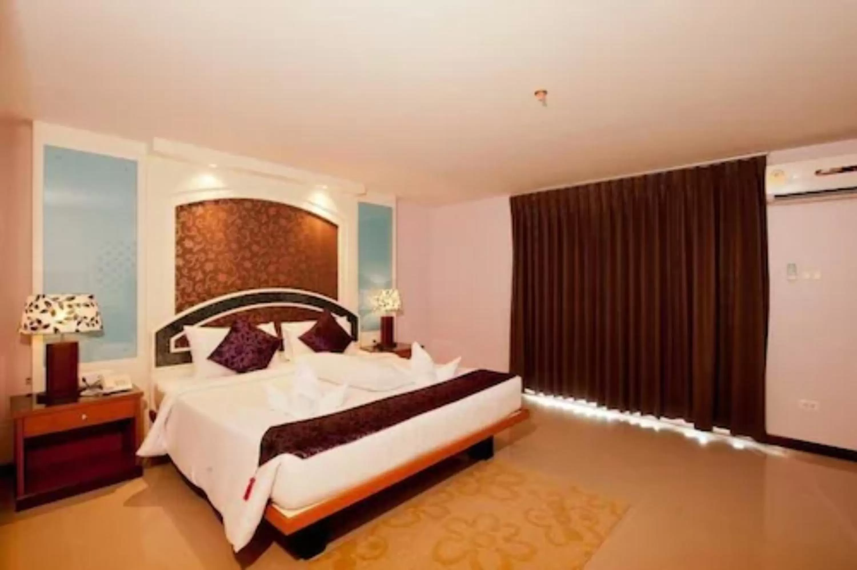 Bedroom in Convenient Grand Hotel