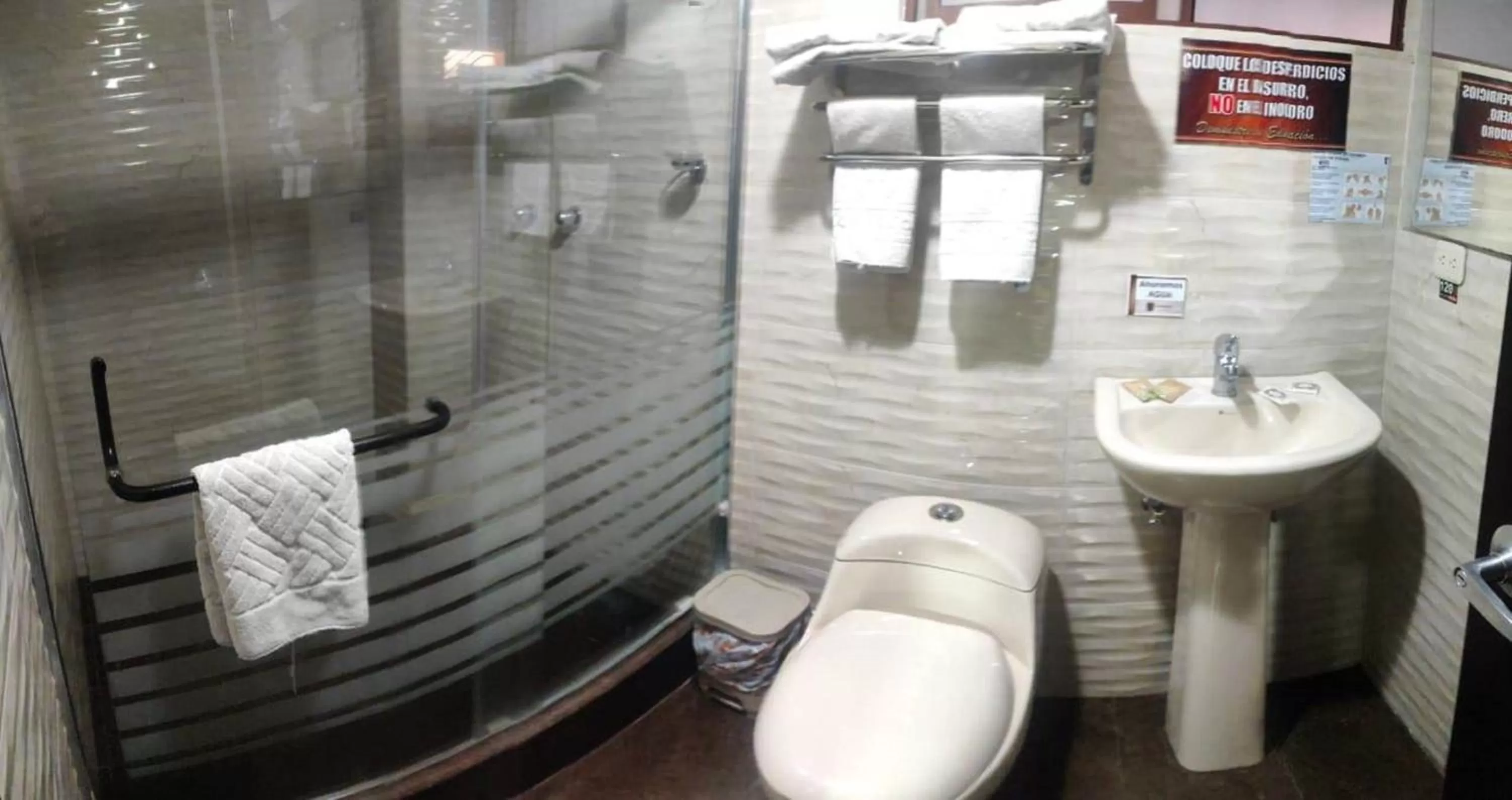 Bathroom in La Kapital Hotel