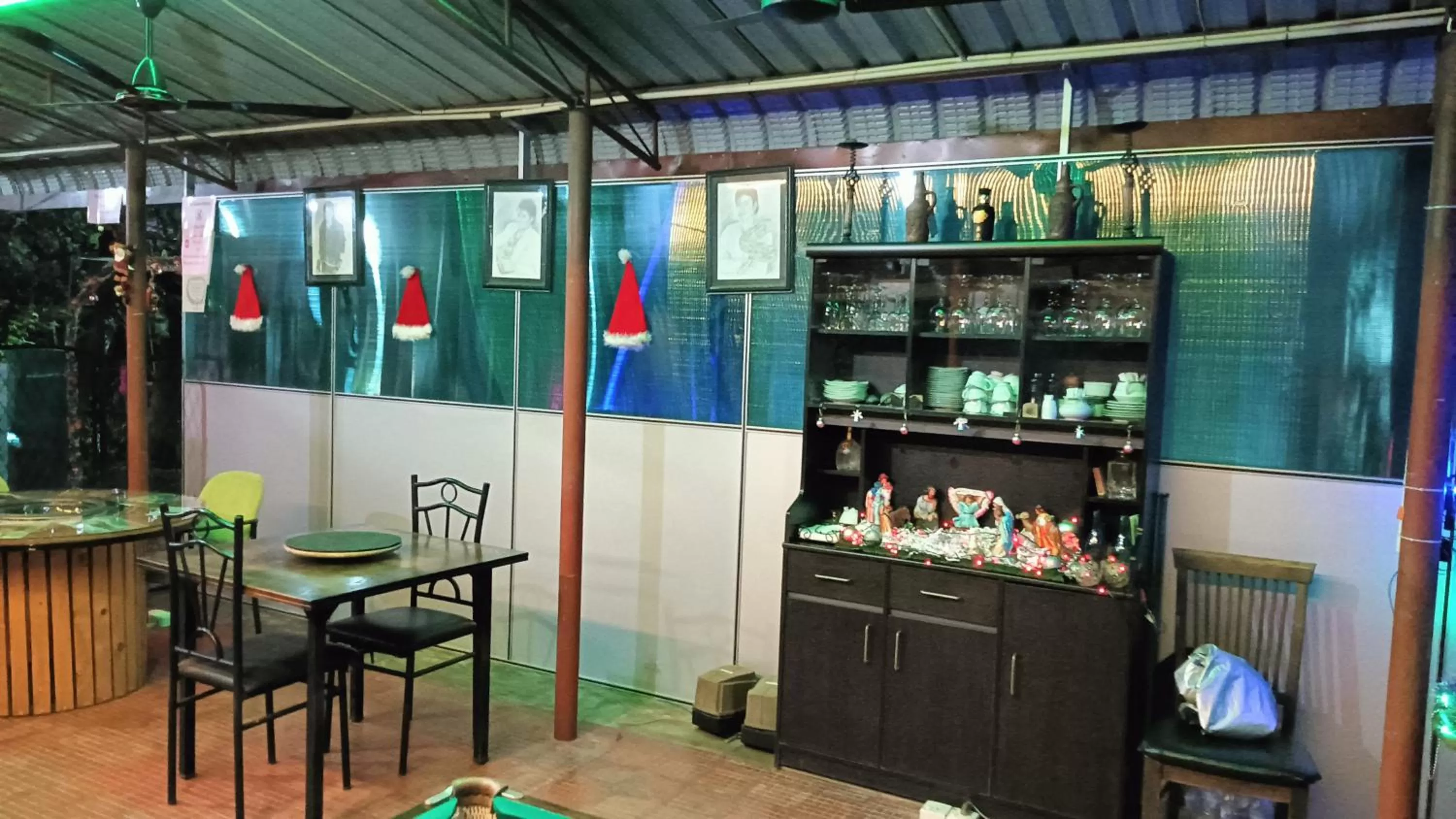 Restaurant/places to eat in Palms Villa