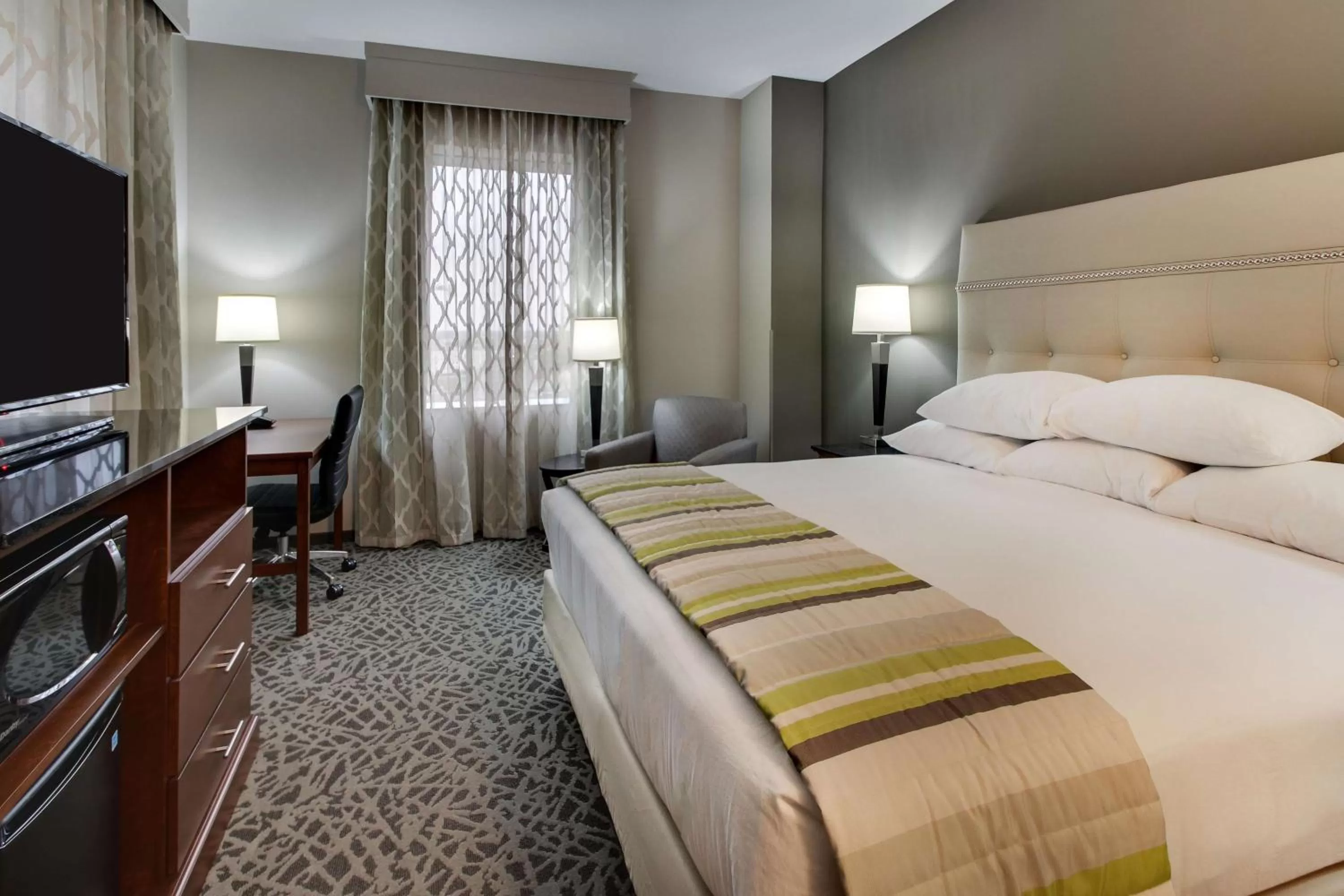 Deluxe King Room - Hearing Accessible, Tub in Drury Plaza Hotel Milwaukee Downtown