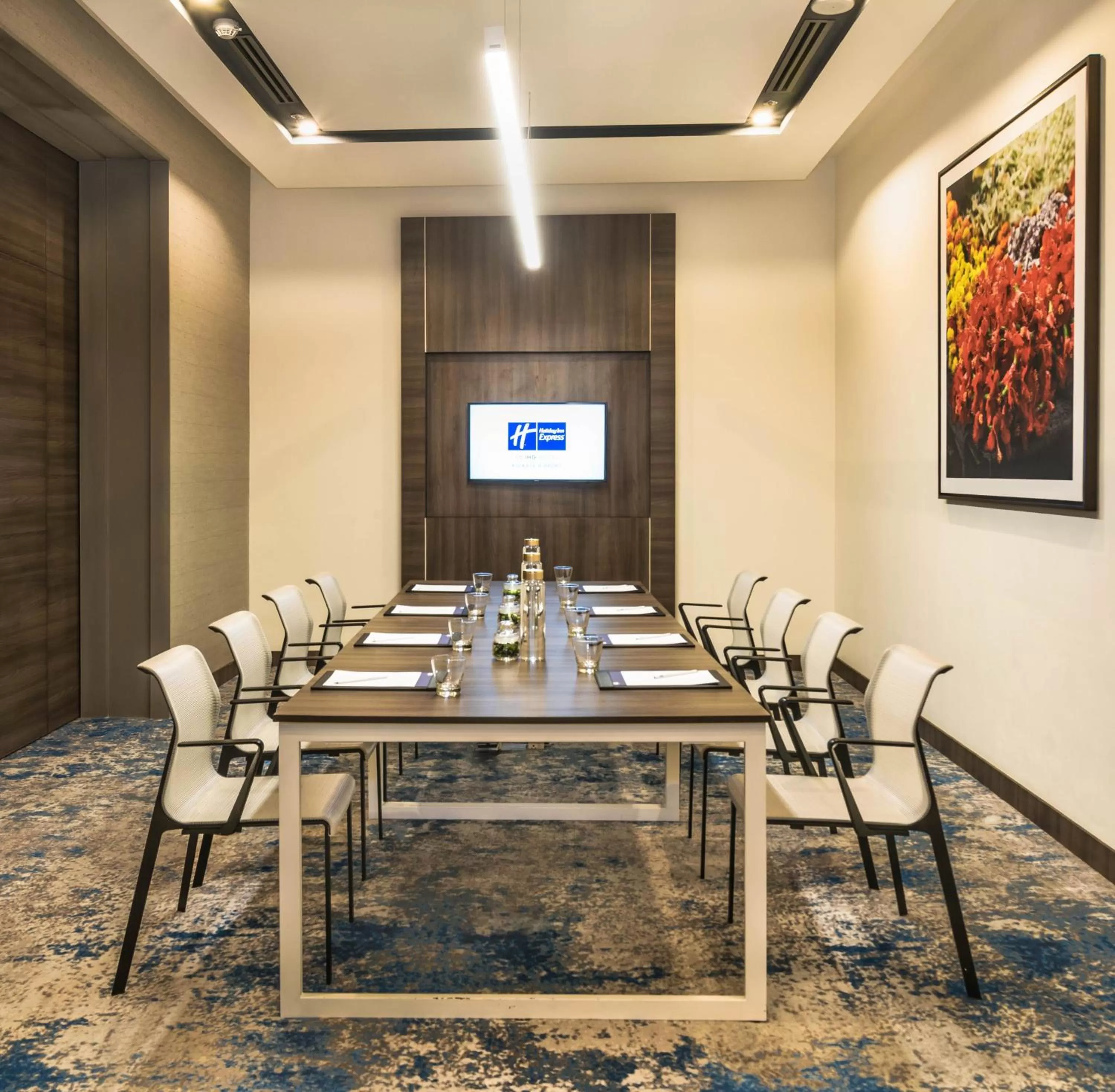 Meeting/conference room in Holiday Inn Express Kolkata Airport by IHG