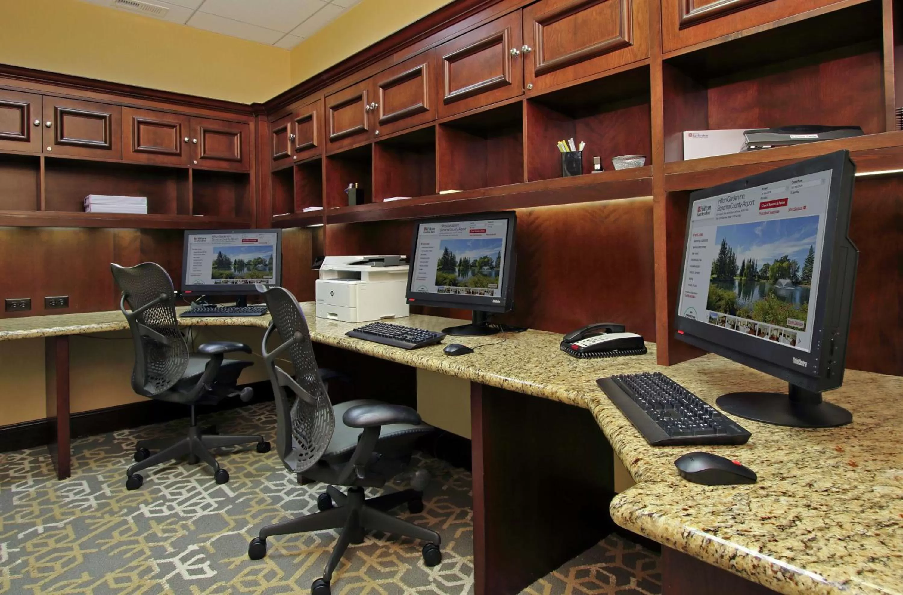 Business facilities in Hilton Garden Inn Sonoma County Airport