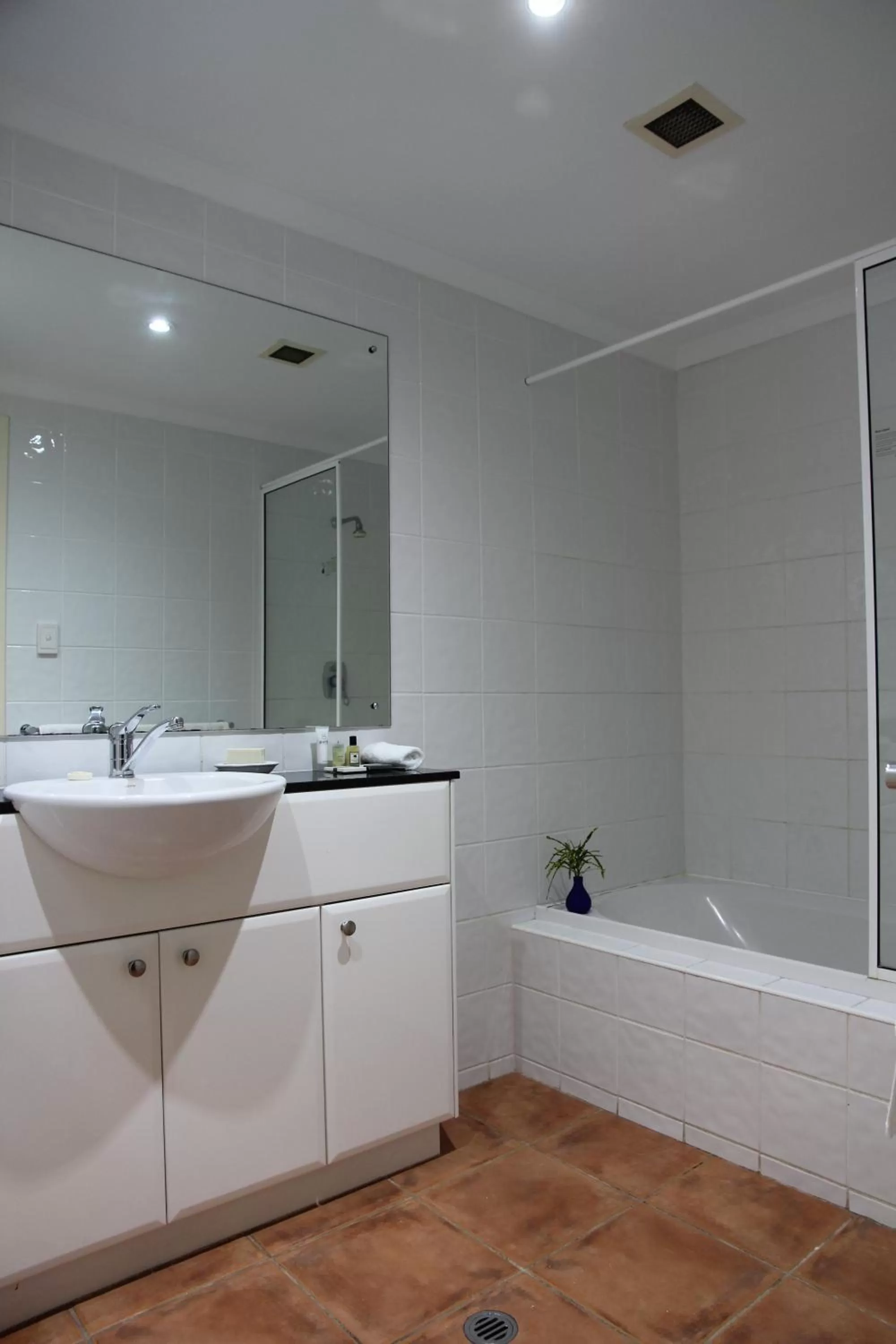 Bathroom in Darwin Deluxe Apartments