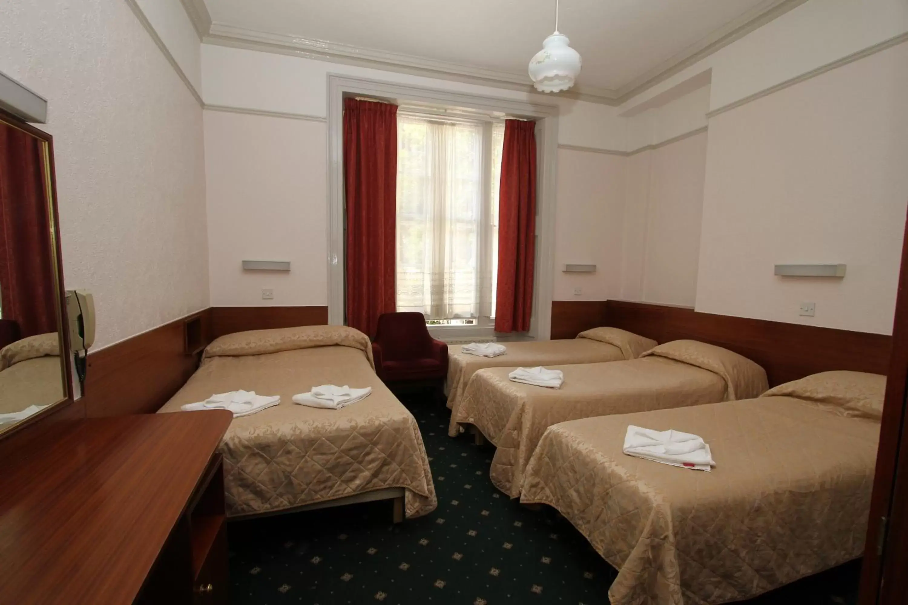 Quintuple Room in Ridgemount Hotel Quintuple Room in Ridgemount Hotel