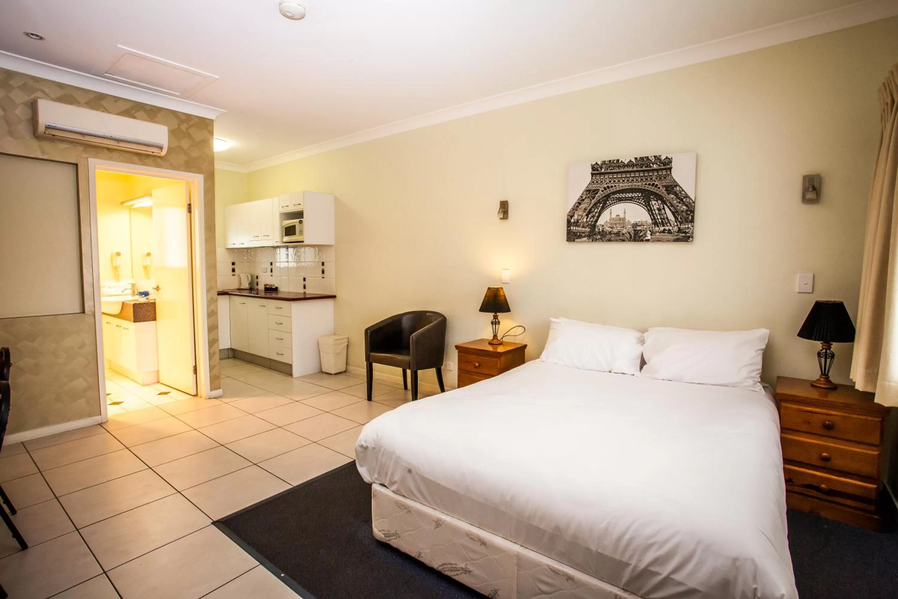 Bed in Darra Motel & Conference Centre