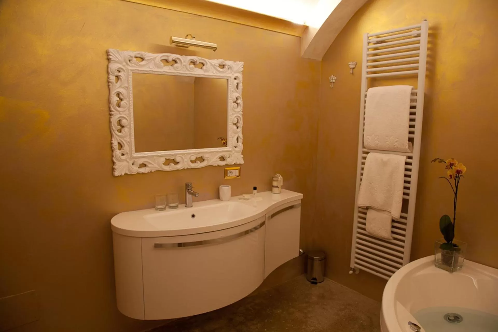 Shower, Bathroom in Relais Montemaggiore