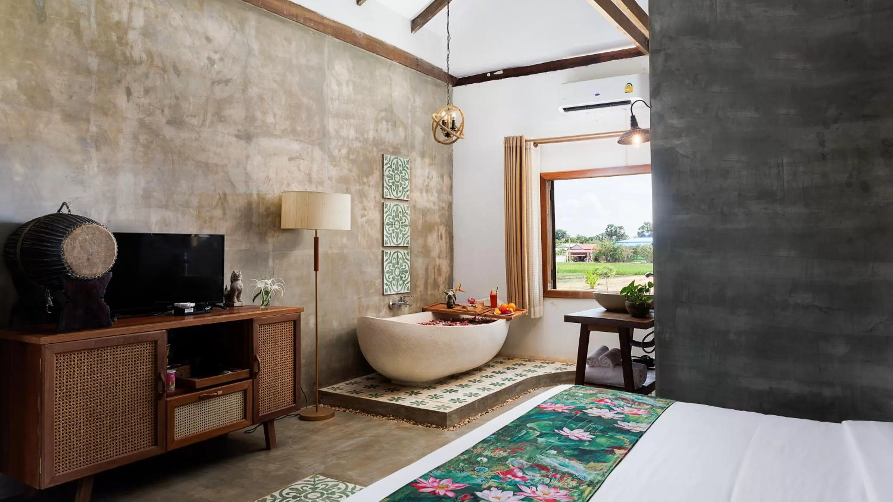 Bed in Dontrei Villa Angkor