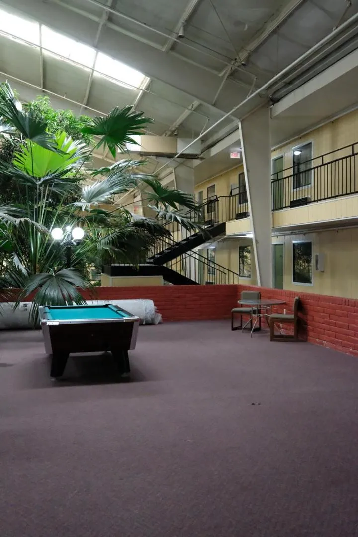 Seating area, Billiards in Econo Lodge Elk City