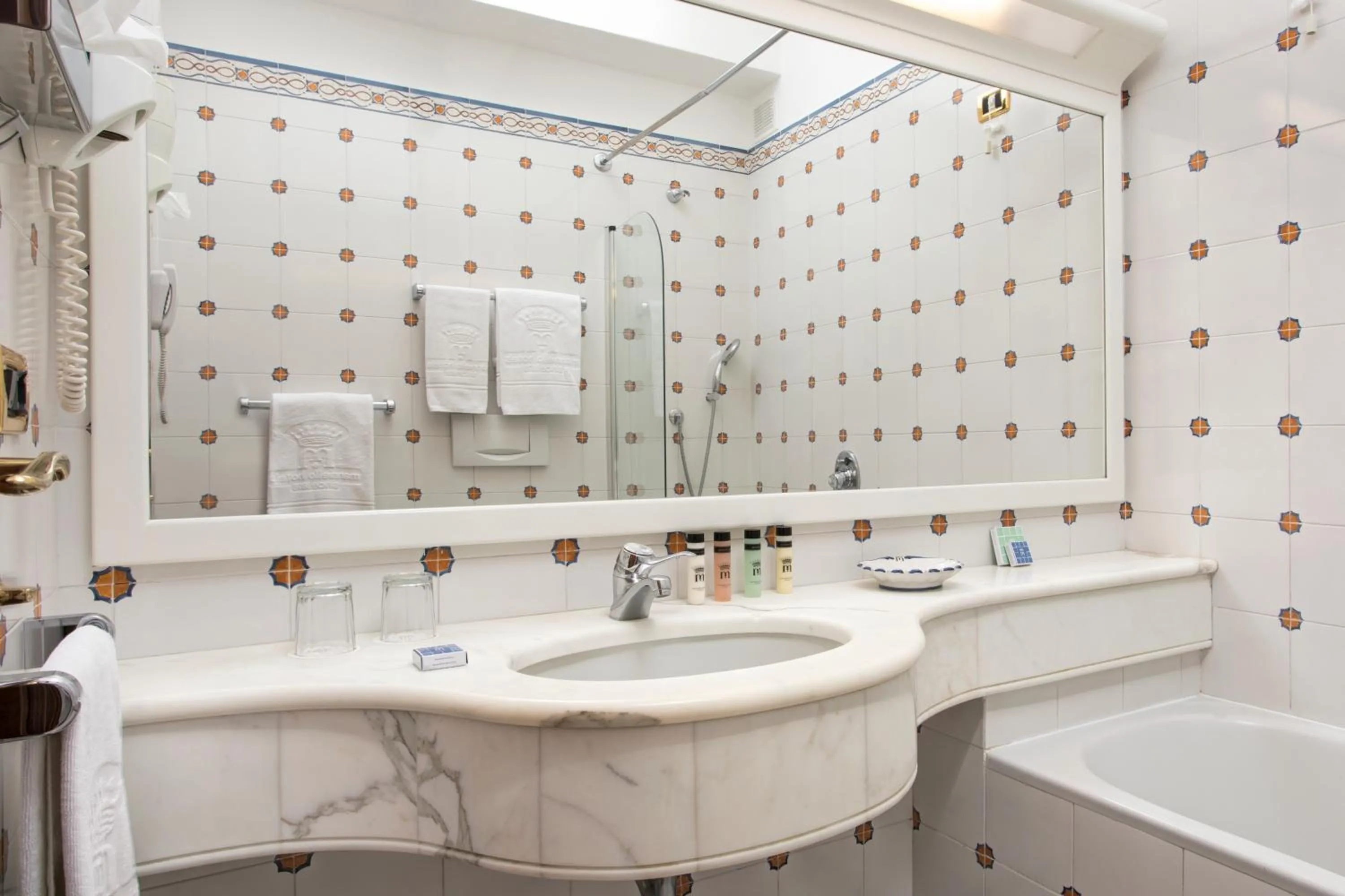 Shower in Grand Hotel de la Ville