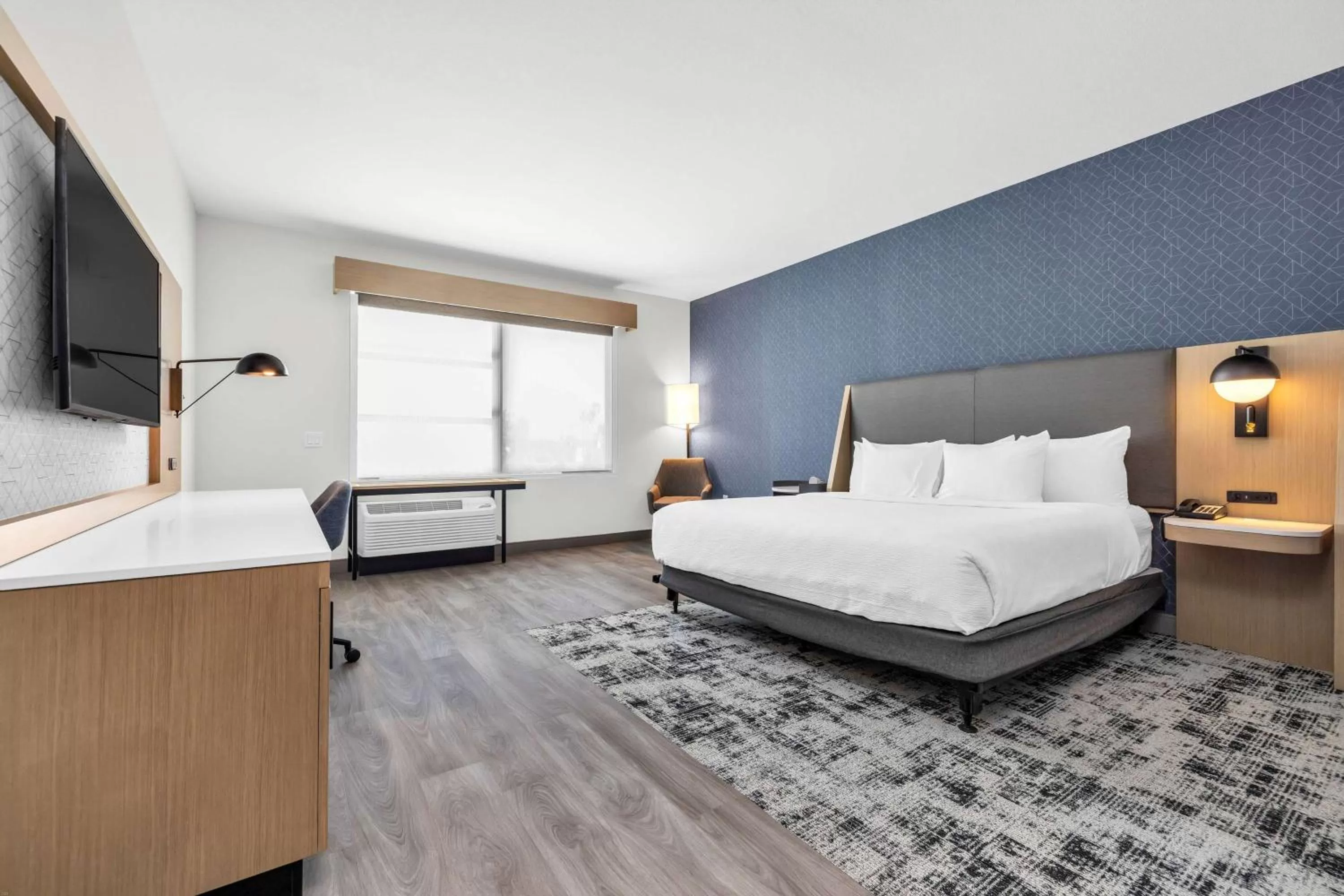 Photo of the whole room, Bed in La Quinta Inn & Suites by Wyndham San Jose Airport-Downtown